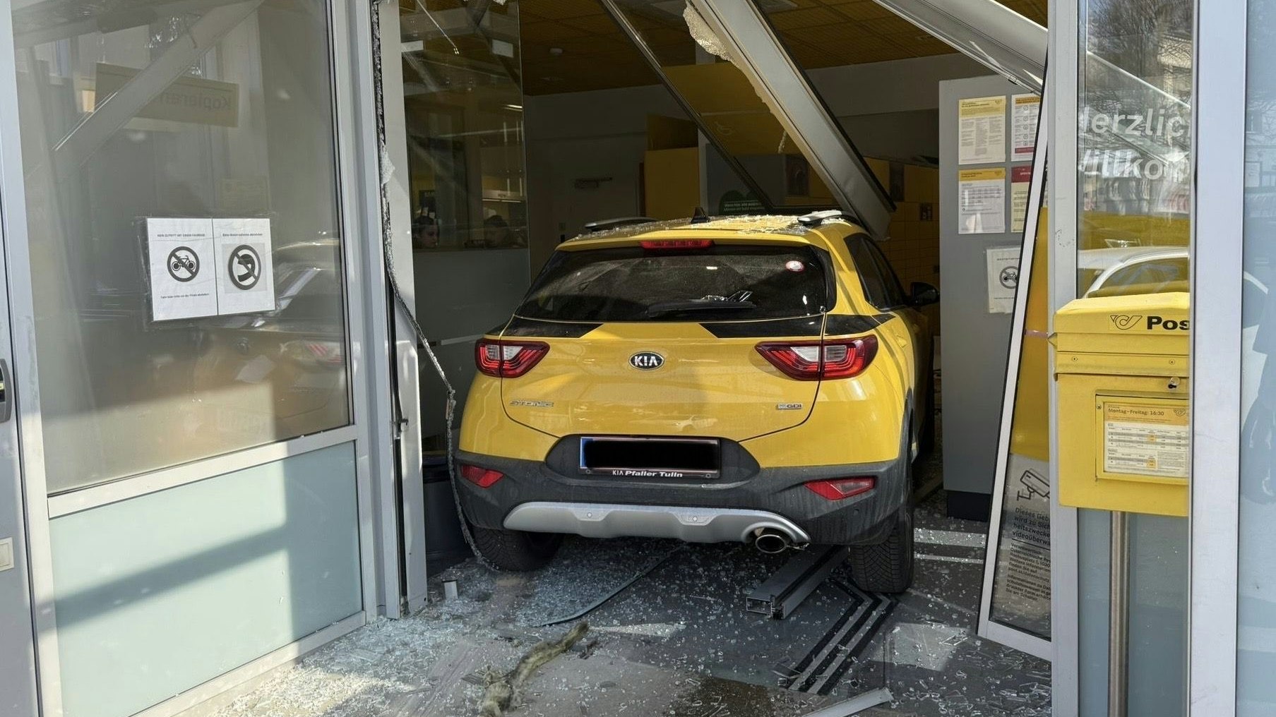 Der Lenker meinte es wohl etwas zu gut, als er am 10. März gegen 10 Uhr mit seinem Pkw in Klosterneuburg durch die Schiebetür in die Postfiliale Leopoldstraße krachte.