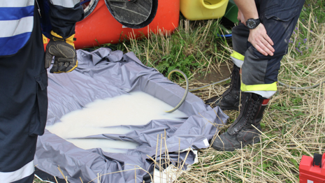 Die Freiwillige Feuerwehr Gainfarn fing 2018 das Spritzmittel auf – ohne zu wissen, dass die Kosten wohl an der Feuerwehr kleben bleiben würden.