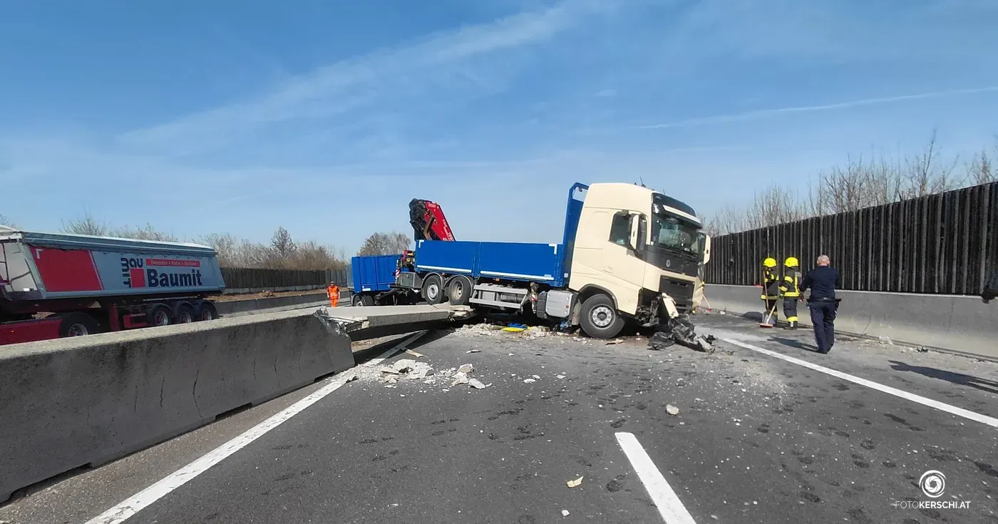 Heute.at - Lkw durchbricht Mittelleitwand: Totalsperre auf der A9