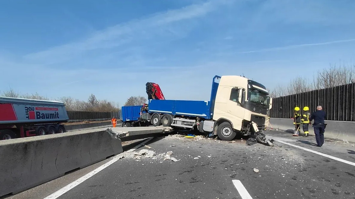 Der Lenker durchbrach mit seinem Wagen die Mittelleitwand.