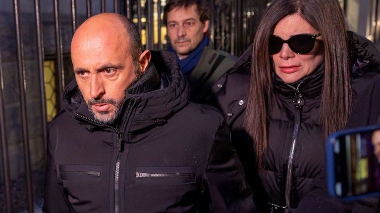 In einem Bericht fährt die Schweizer Finanzpolizei schwere Geschütze gegen das Ehepaar Moretti auf. Im Lokal der beiden in Crans-Montana starben zu Silvester 41 Menschen. Der Verdacht: Möglicherweise hätte das Paar die Unglücks-Bar gar nicht besitzen dürfen.