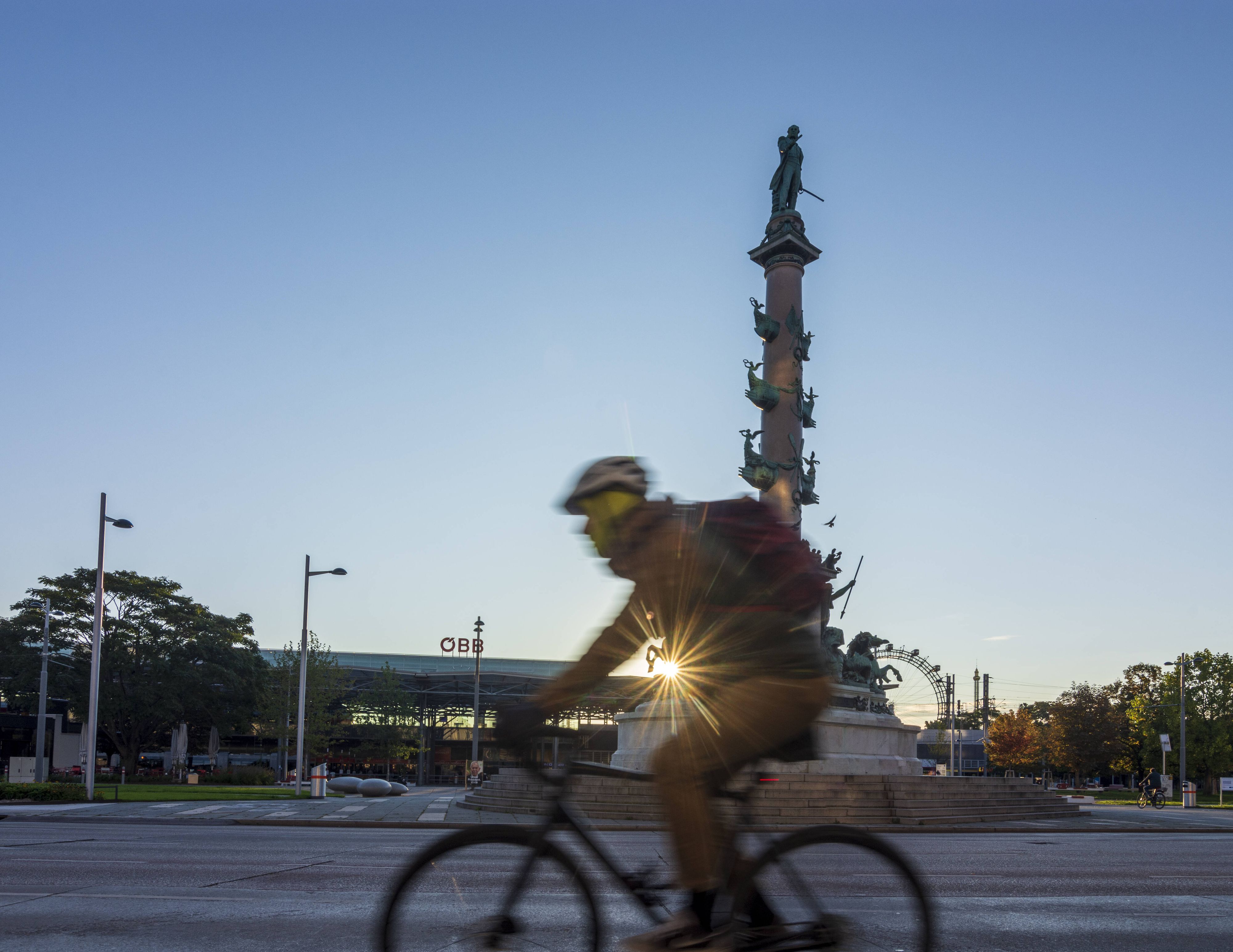 Der Radfahrer wurde von dem Trio gezielt zu Fall gebracht.