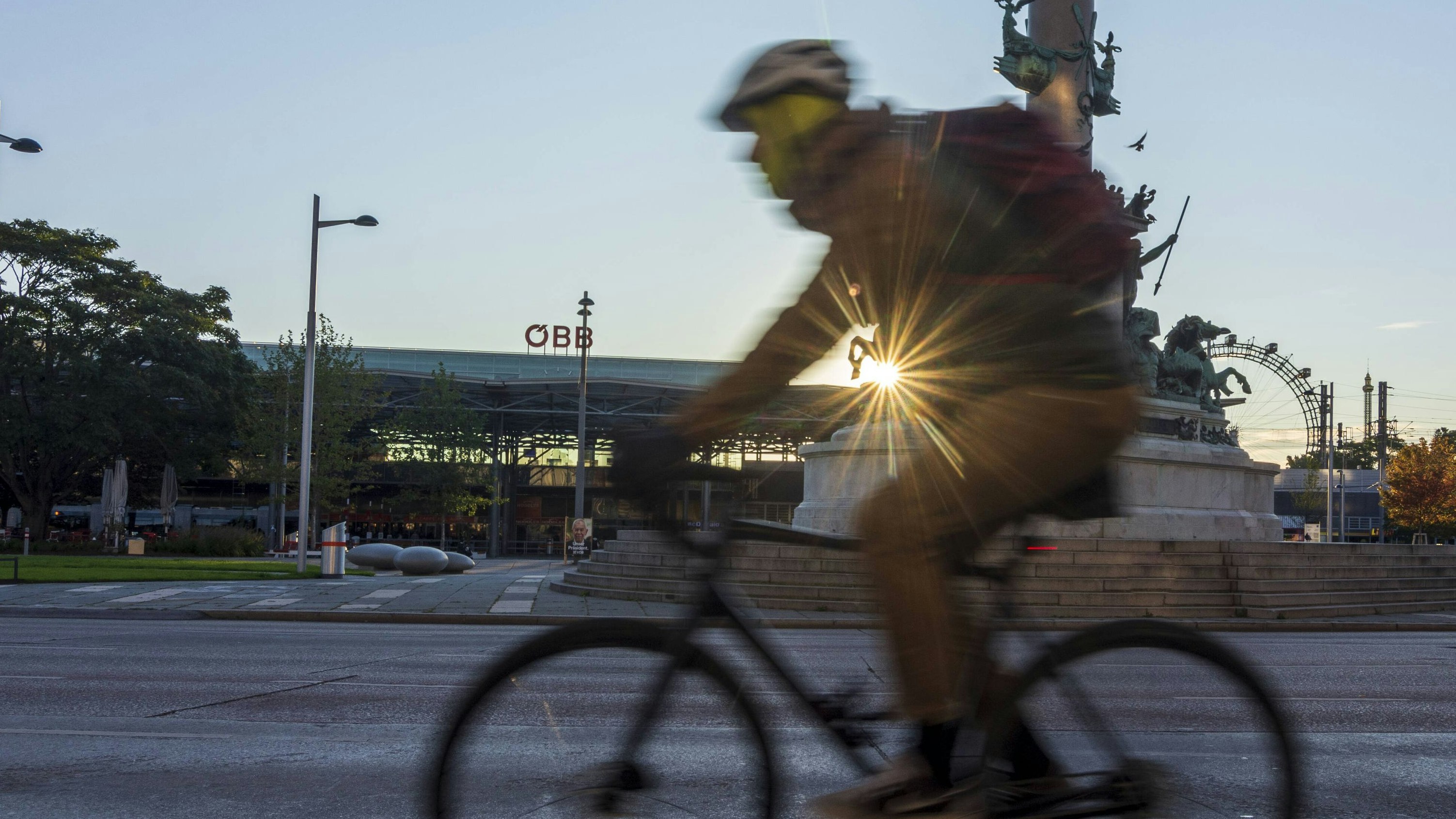 Der Radfahrer wurde von dem Trio gezielt zu Fall gebracht.