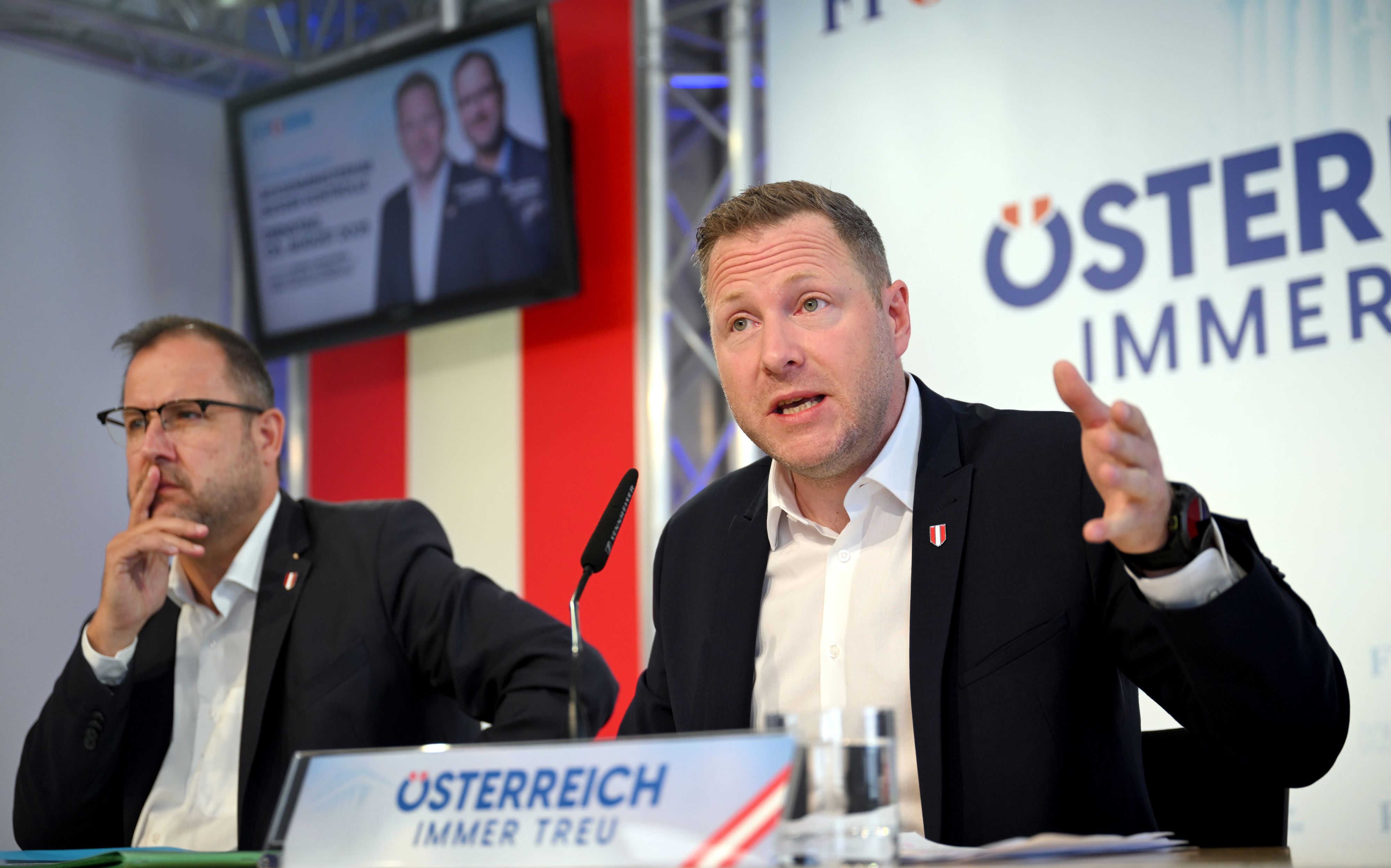 Die FPÖ-Generäle Christian Hafenecker und Michael Schnedlitz fordern lückenlose Aufklärung.