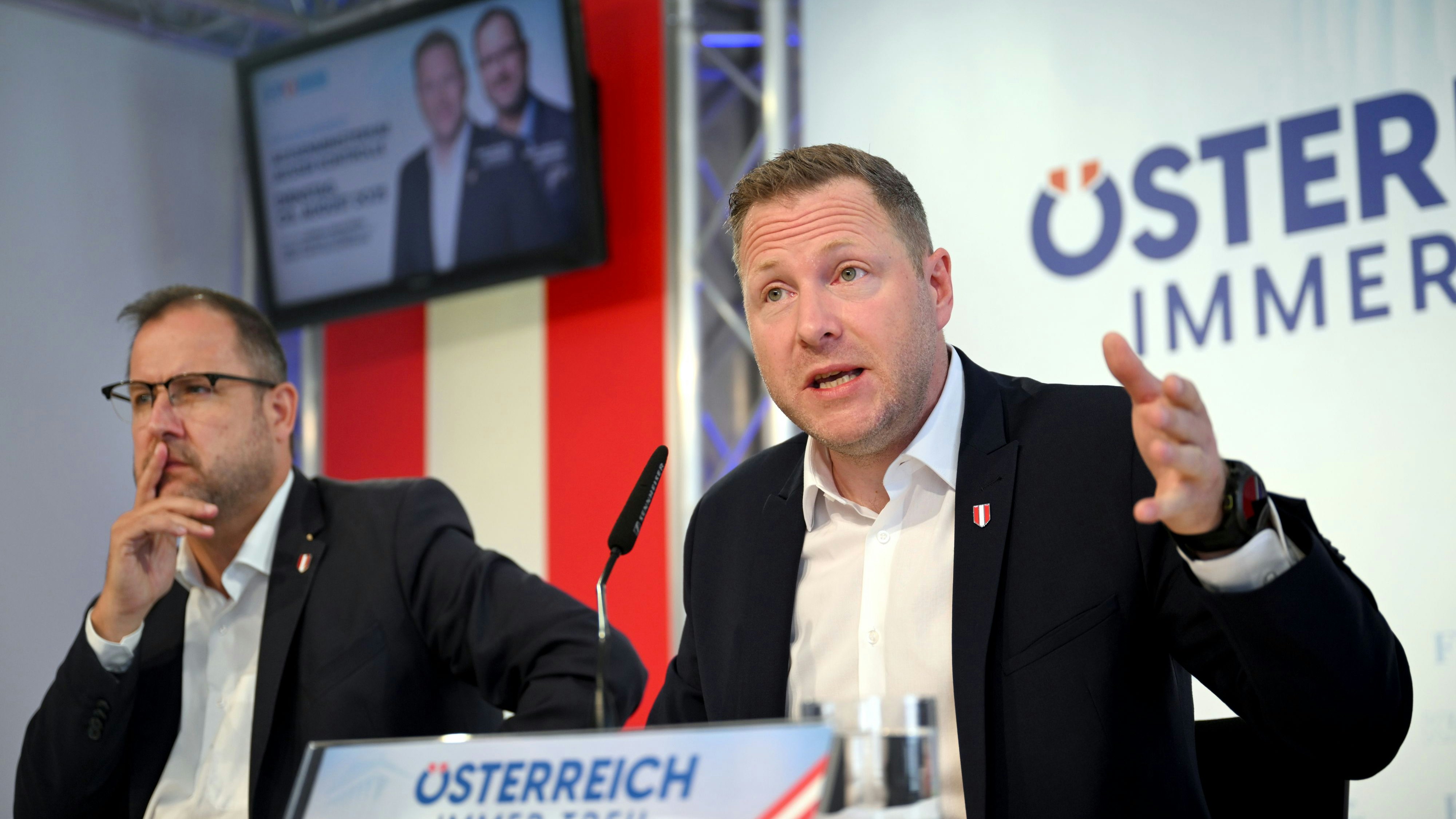 Die FPÖ-Generäle Christian Hafenecker und Michael Schnedlitz fordern lückenlose Aufklärung.