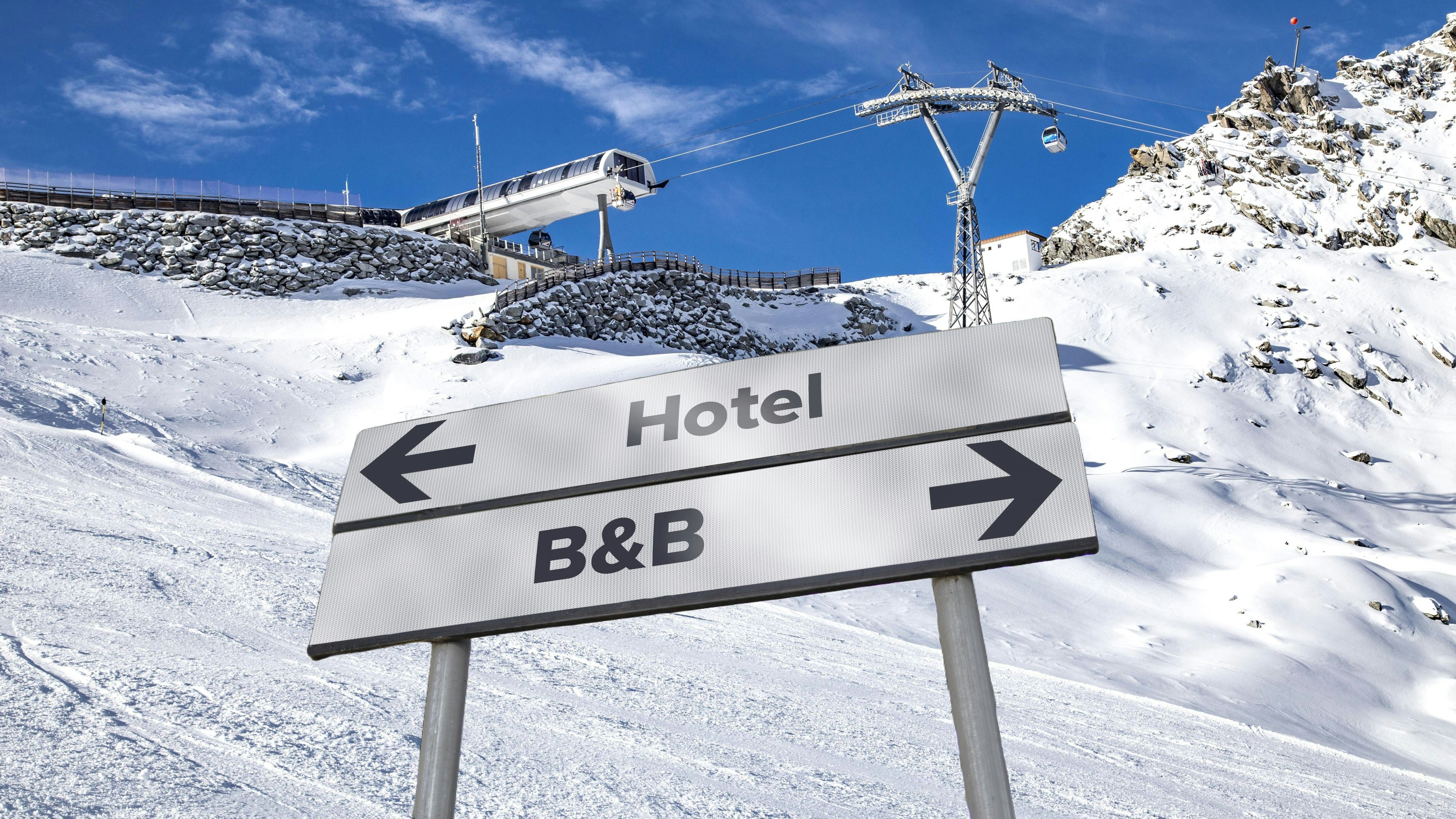 Als der Hotelier den betrunkenen Eindringling weckte, soll der 22-Jährige sofort aggressiv geworden sein und auf ihn losgegangen sein.