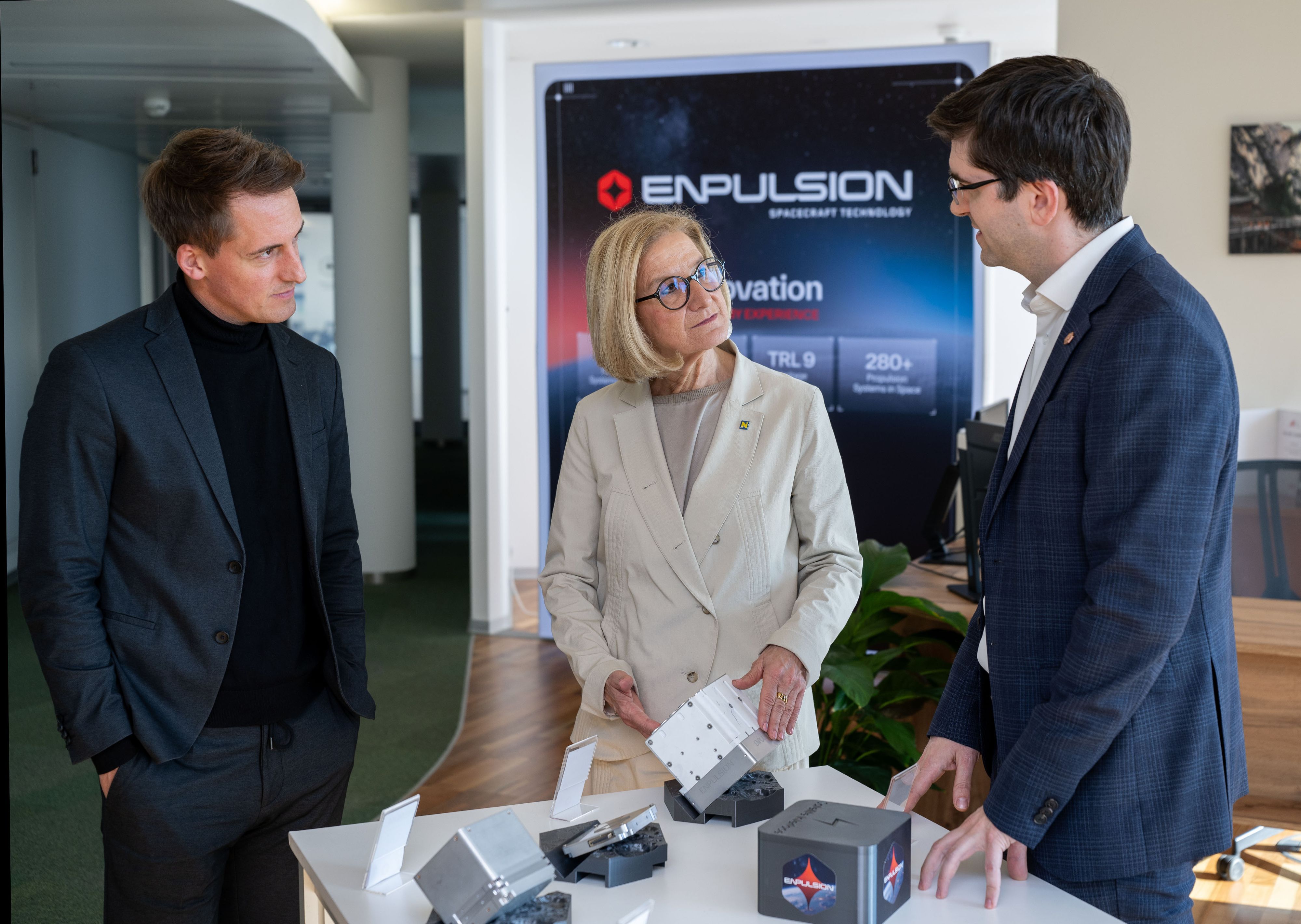 Die Landeshauptfrau war zu Besuch bei Enpulsion, einem niederösterreichischen Raumfahrtunternehmen (v.l.n.r.): Vienna Airport Conference & Innovation Center Geschäftsführer Christoph Schmidt, Landeshauptfrau Johanna Mikl-Leitner und Enpulsion-CEO Alexander Reissner.