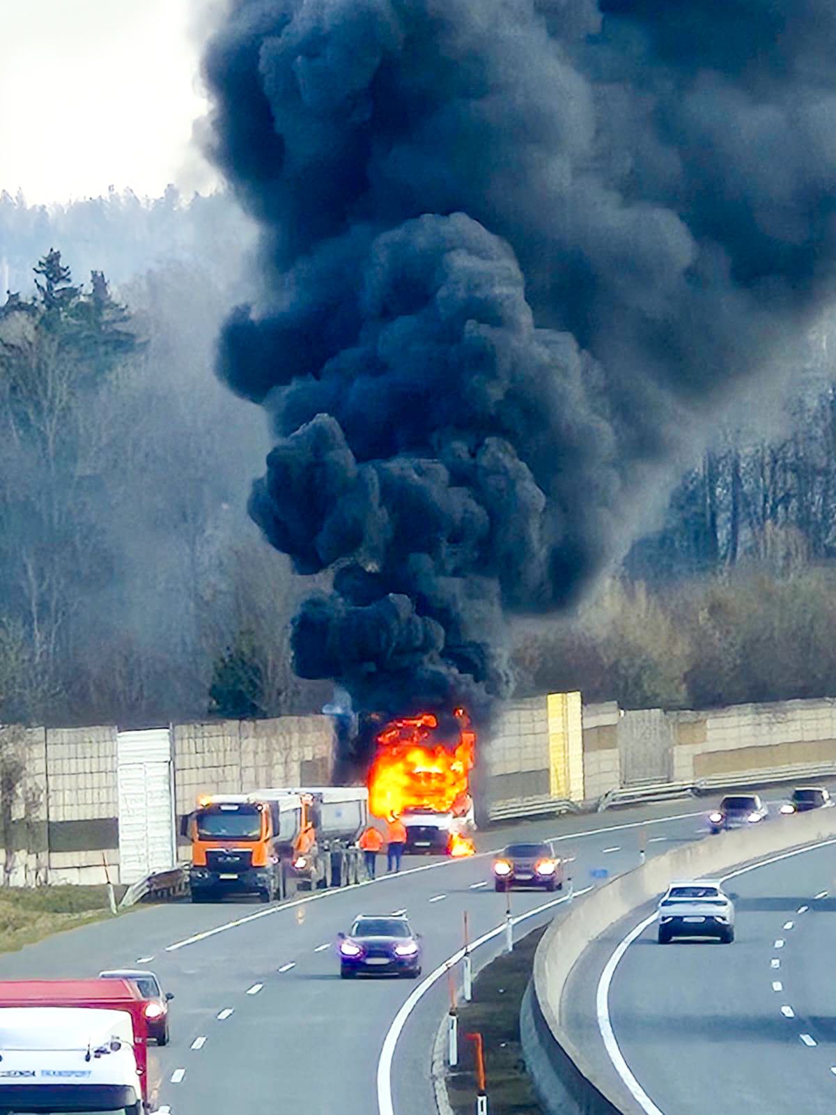 Nach rund drei Stunden konnte der Einsatz auf der Westautobahn beendet werden.