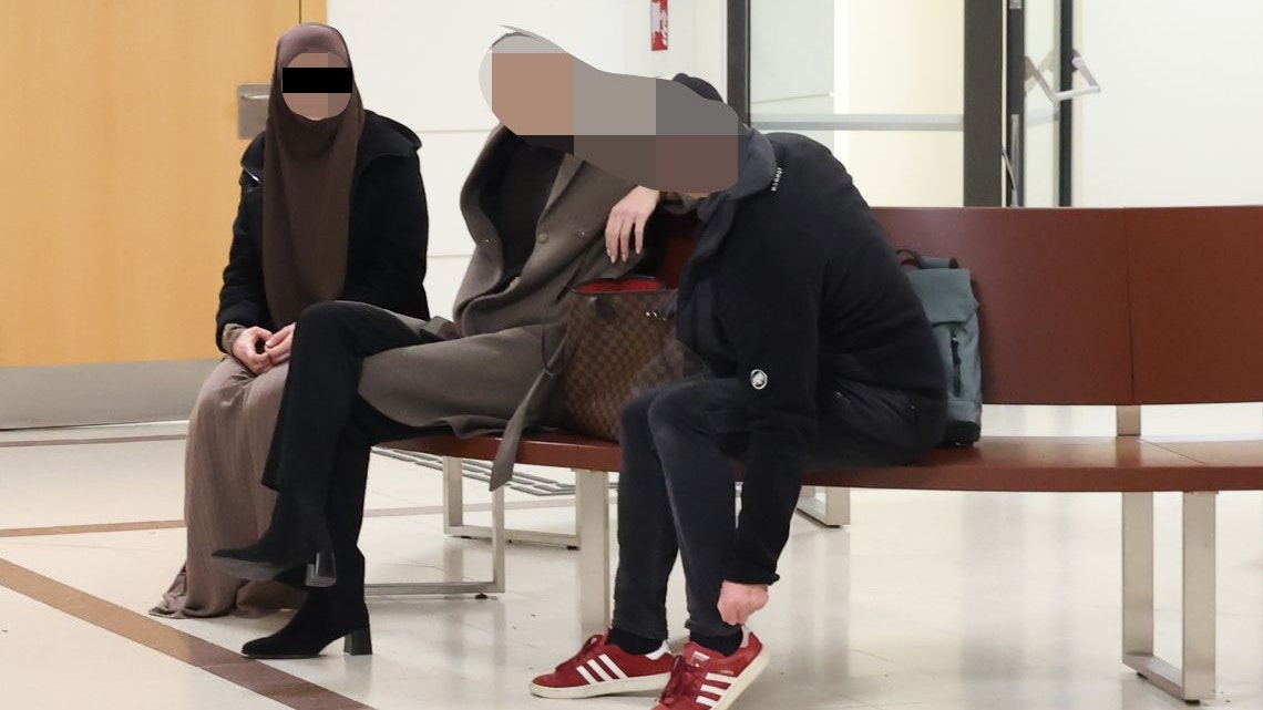 Die Verdächtige (li.) vor Gericht in Wien. 