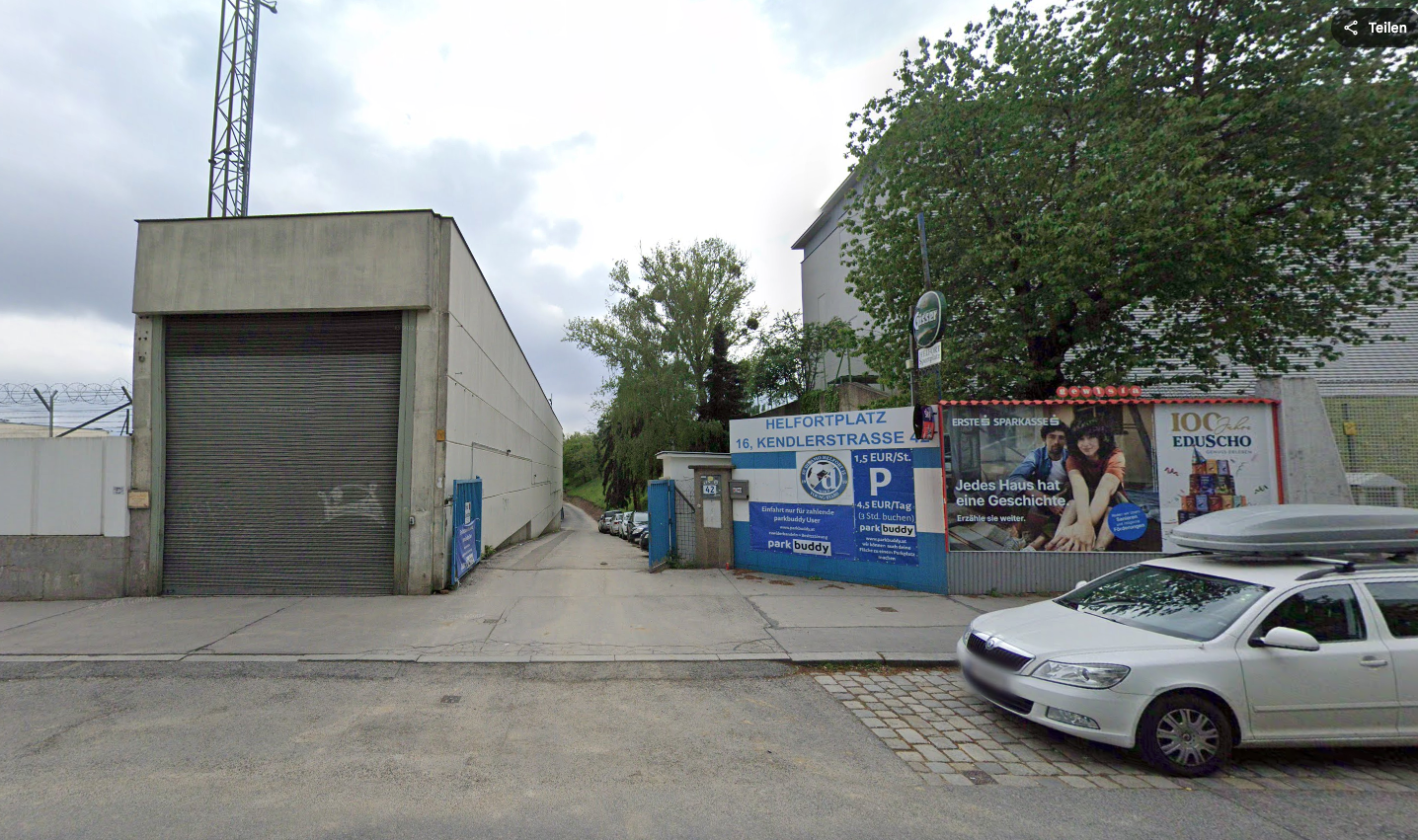 Ein Wiener ließ seinen Sohn beim Helfort-Sportplatz aussteigen.