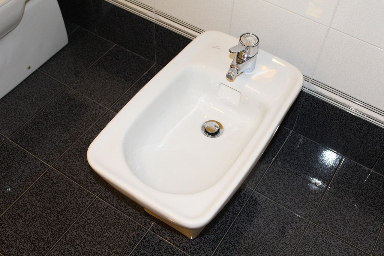 Modernes Bidet für perfekte Reinigung