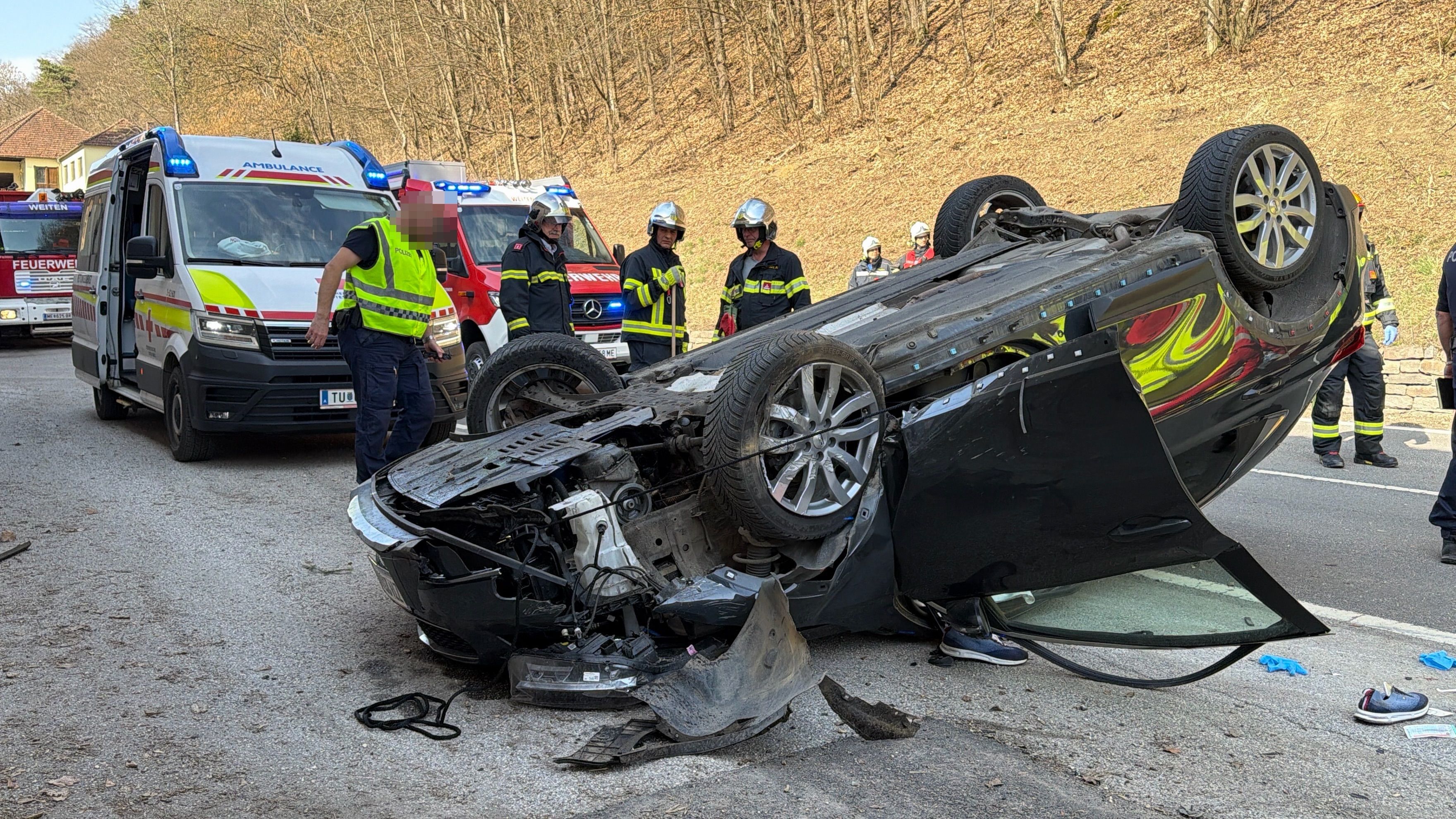 Pkw landet nach Überschlag in Weiten am Dach: Die Einsatzkräfte vor Ort