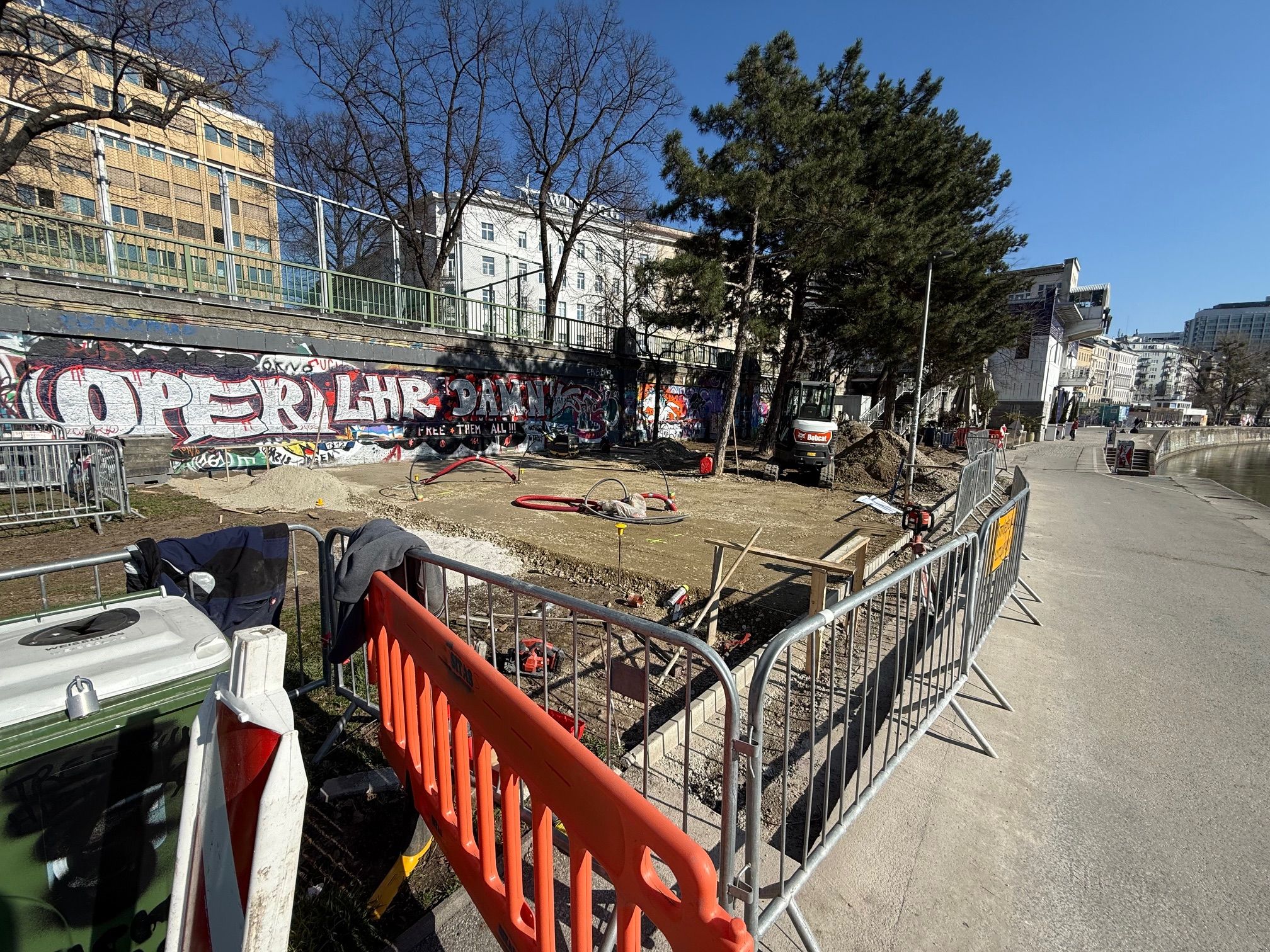 Eine Baustelle am Donaukanal wirft Fragen auf.