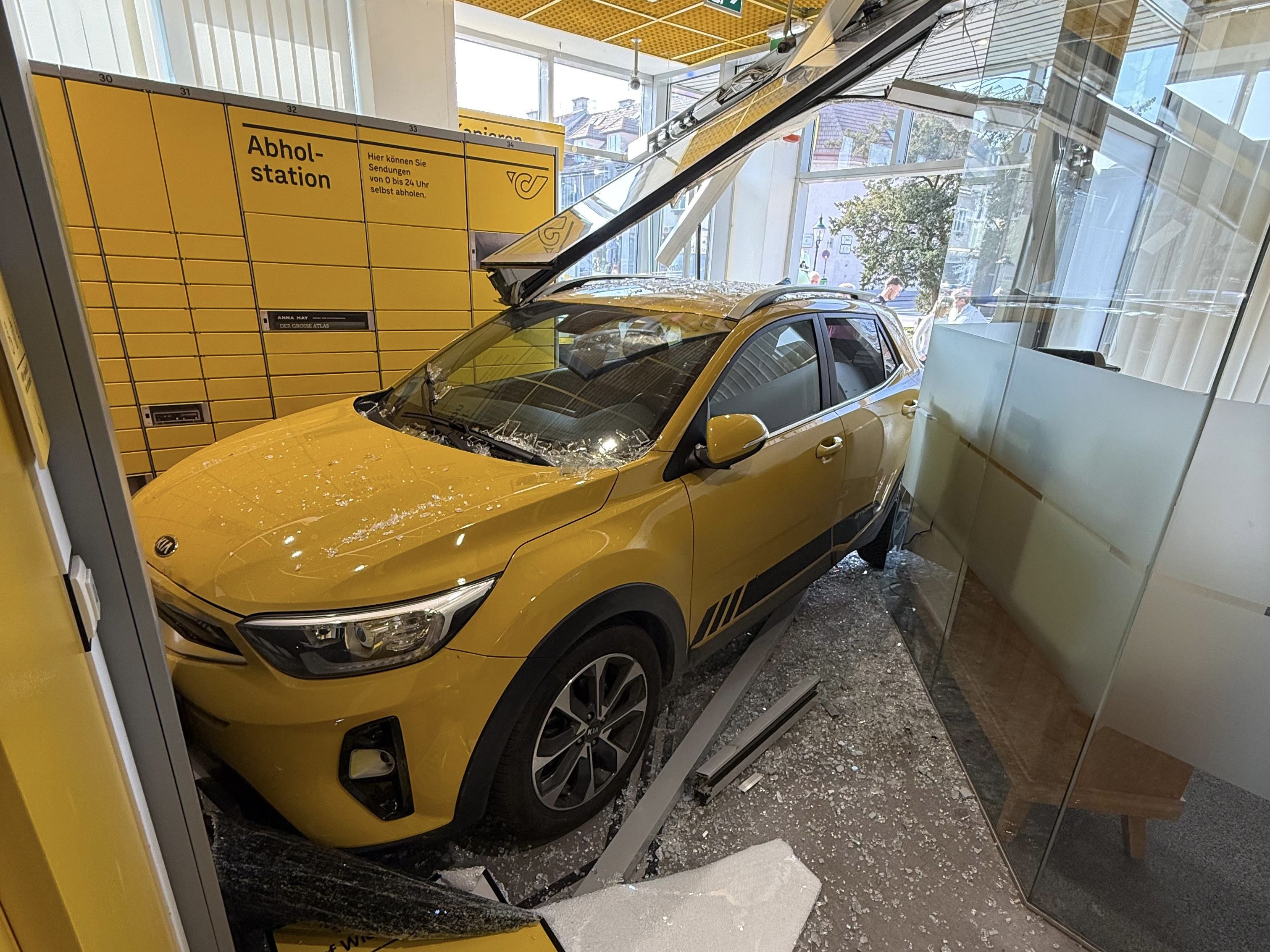 Das Auto fuhr bis zur anderen Seite der Postfiliale.