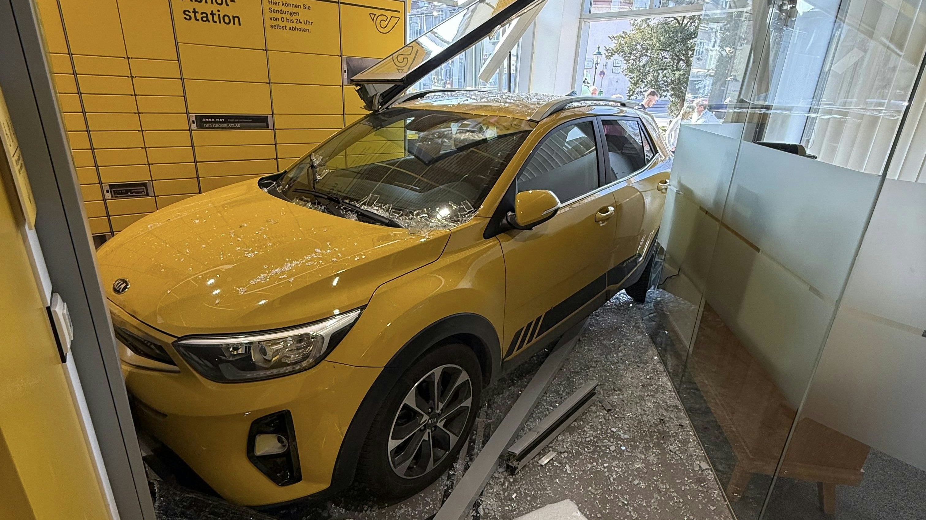 Das Auto fuhr bis zum Anschlag in die Postfiliale.