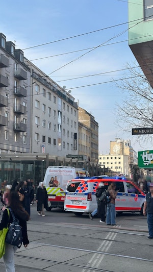 U-Bahn-Unfall Wien: Rentnerin (76) stürzt am Reumannplatz und wird schwer verletzt. Großeinsatz, Rettung und laufende Ermittlungen.
