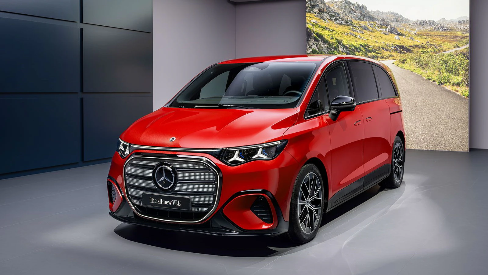 Mit dem neuen VLE schickt Mercedes eine luxuriöse Elektro-Großraumlimousine für bis zu acht Personen ins Rennen.