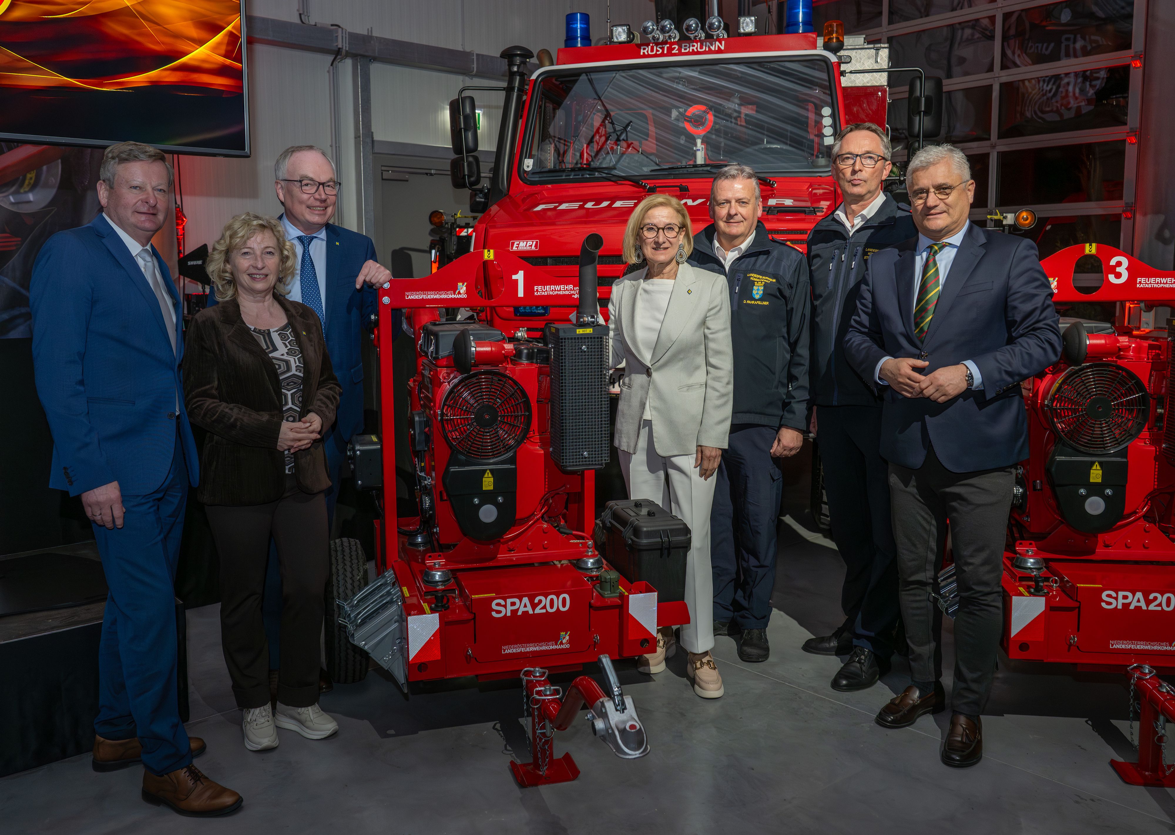 Bei der Eröffnung des Containerterminal 3 im Feuerwehr- und Sicherheitszentrum Tulln (v.l.n.r.): Zweiter NÖ Landtagspräsident Gottfried Waldhäusl, Landesrätin Eva Prischl, LH-Stellvertreter Stephan Pernkopf, Landeshauptfrau Johanna Mikl-Leitner, Landesfeuerwehrkommandant Dietmar Fahrafellner, stv. Landesfeuerwehrkommandant Martin Boyer und Landesrat Martin Antauer.