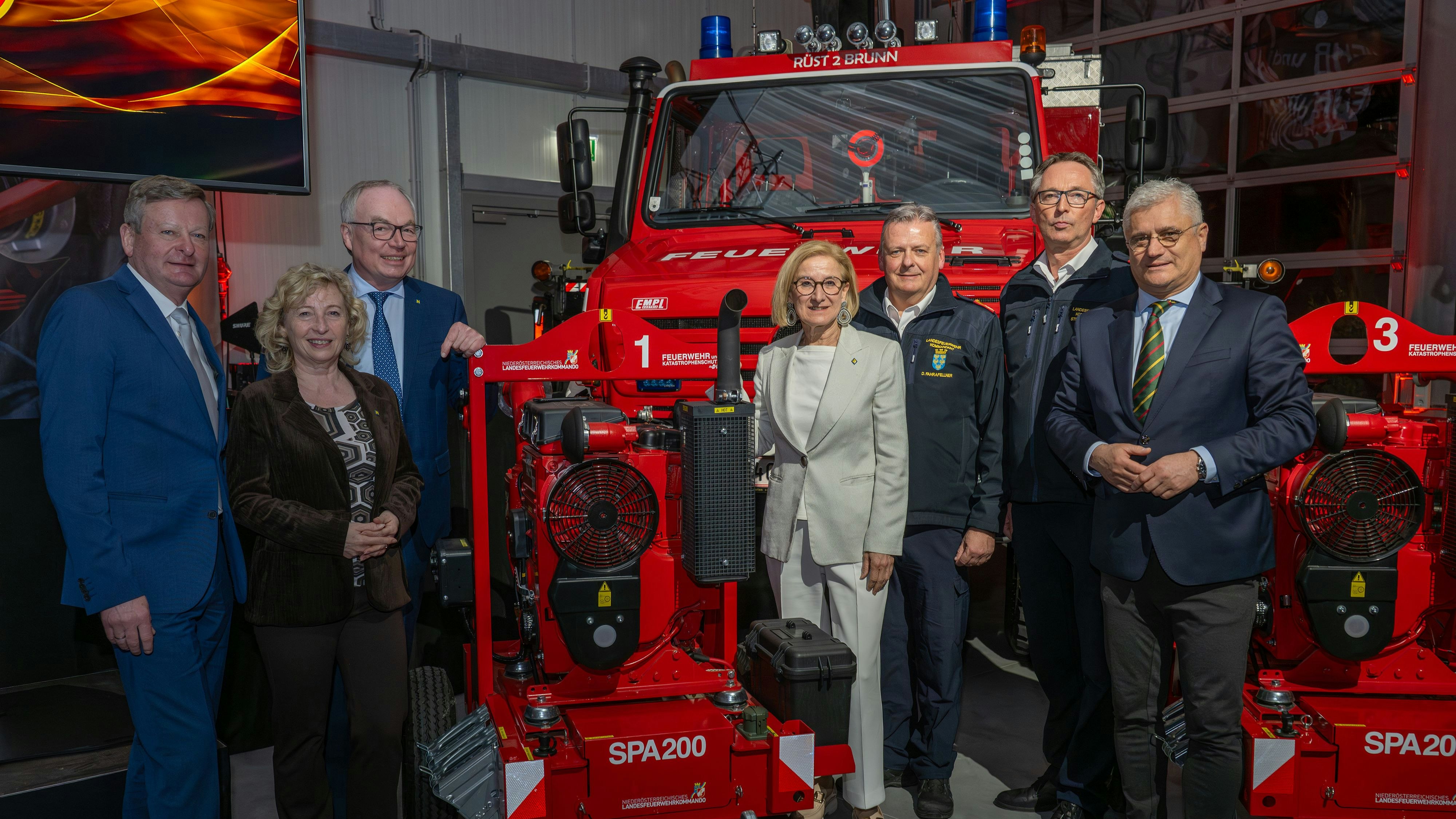 Bei der Eröffnung des Containerterminal 3 im Feuerwehr- und Sicherheitszentrum Tulln (v.l.n.r.): Zweiter NÖ Landtagspräsident Gottfried Waldhäusl, Landesrätin Eva Prischl, LH-Stellvertreter Stephan Pernkopf, Landeshauptfrau Johanna Mikl-Leitner, Landesfeuerwehrkommandant Dietmar Fahrafellner, stv. Landesfeuerwehrkommandant Martin Boyer und Landesrat Martin Antauer.