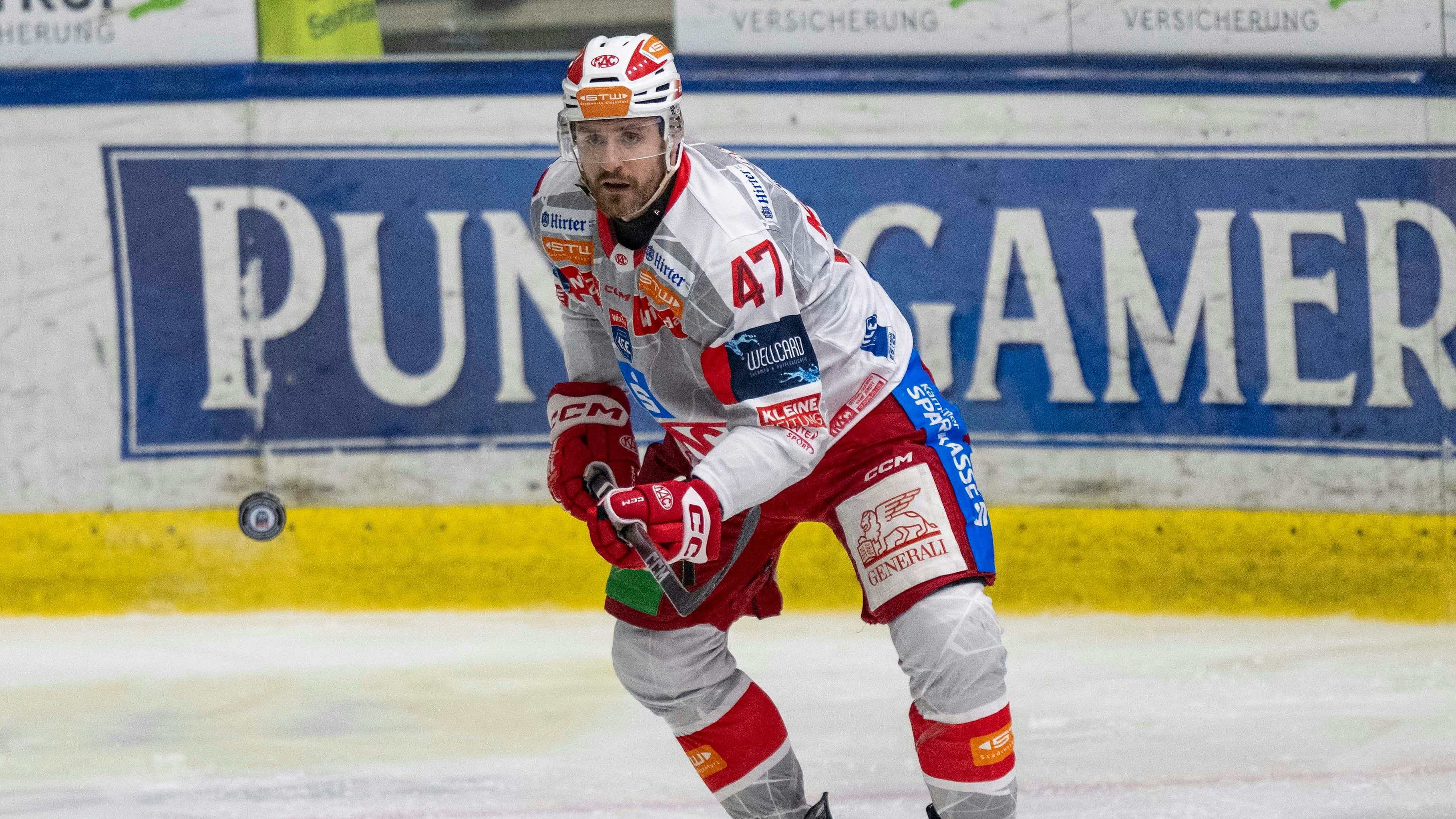 KAC-Spieler Jordan Murray musste auf dem Eis wiederbelebt werden. 