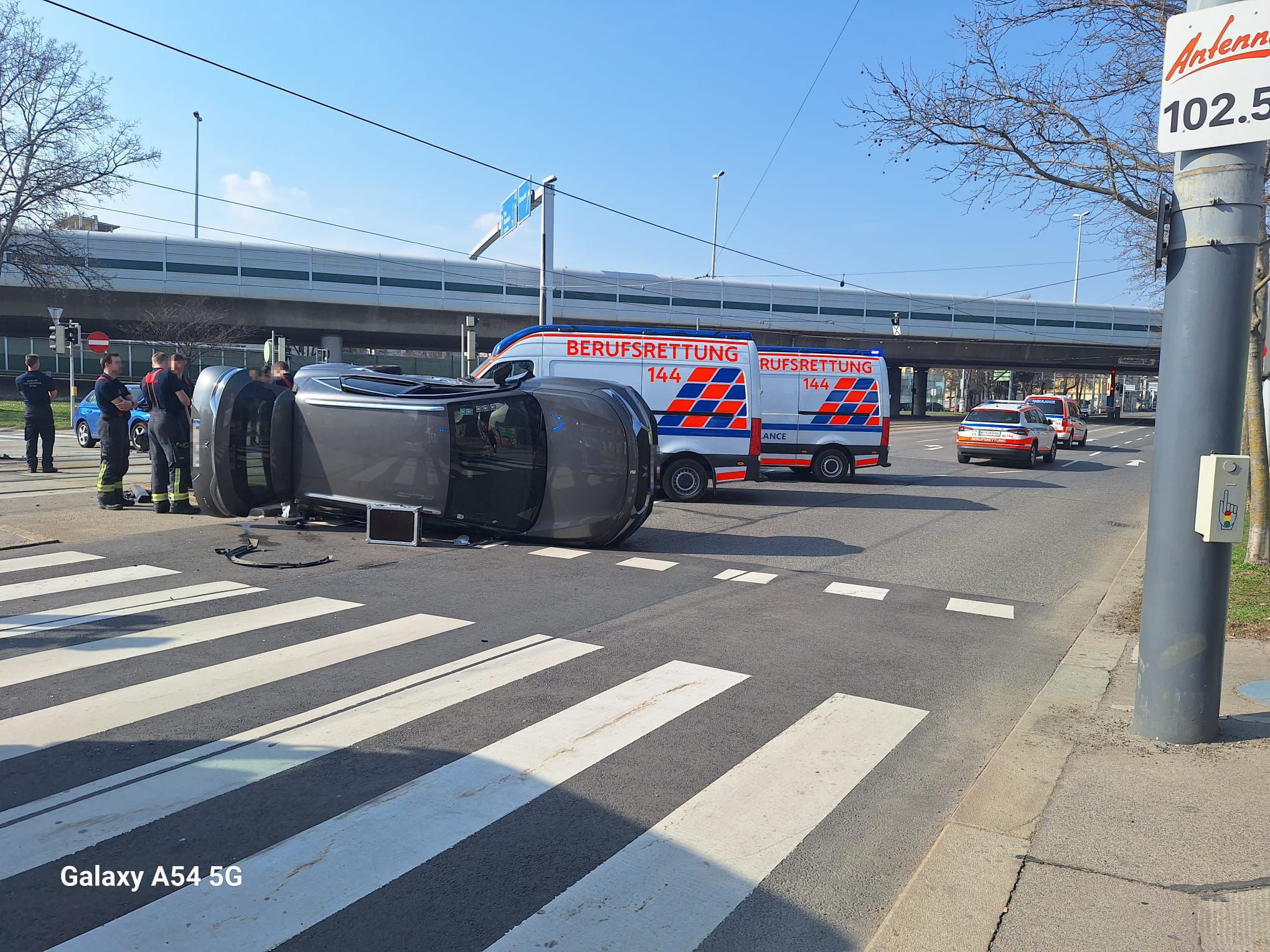Spektakulärer Unfall auf der Pragerstraße in Wien-Floridsdorf.