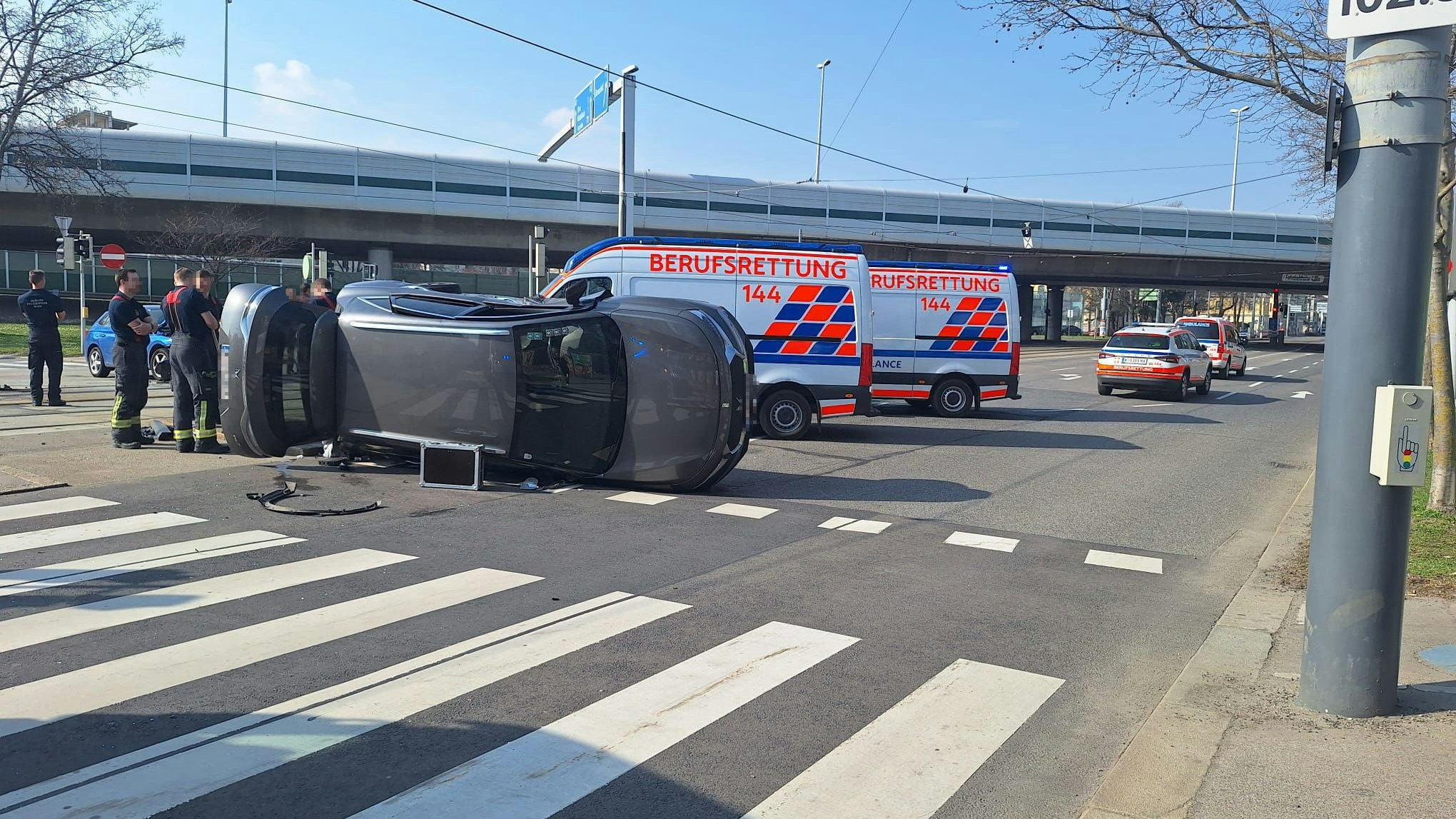 Spektakulärer Unfall auf der Pragerstraße in WIen-Floridsdorf.