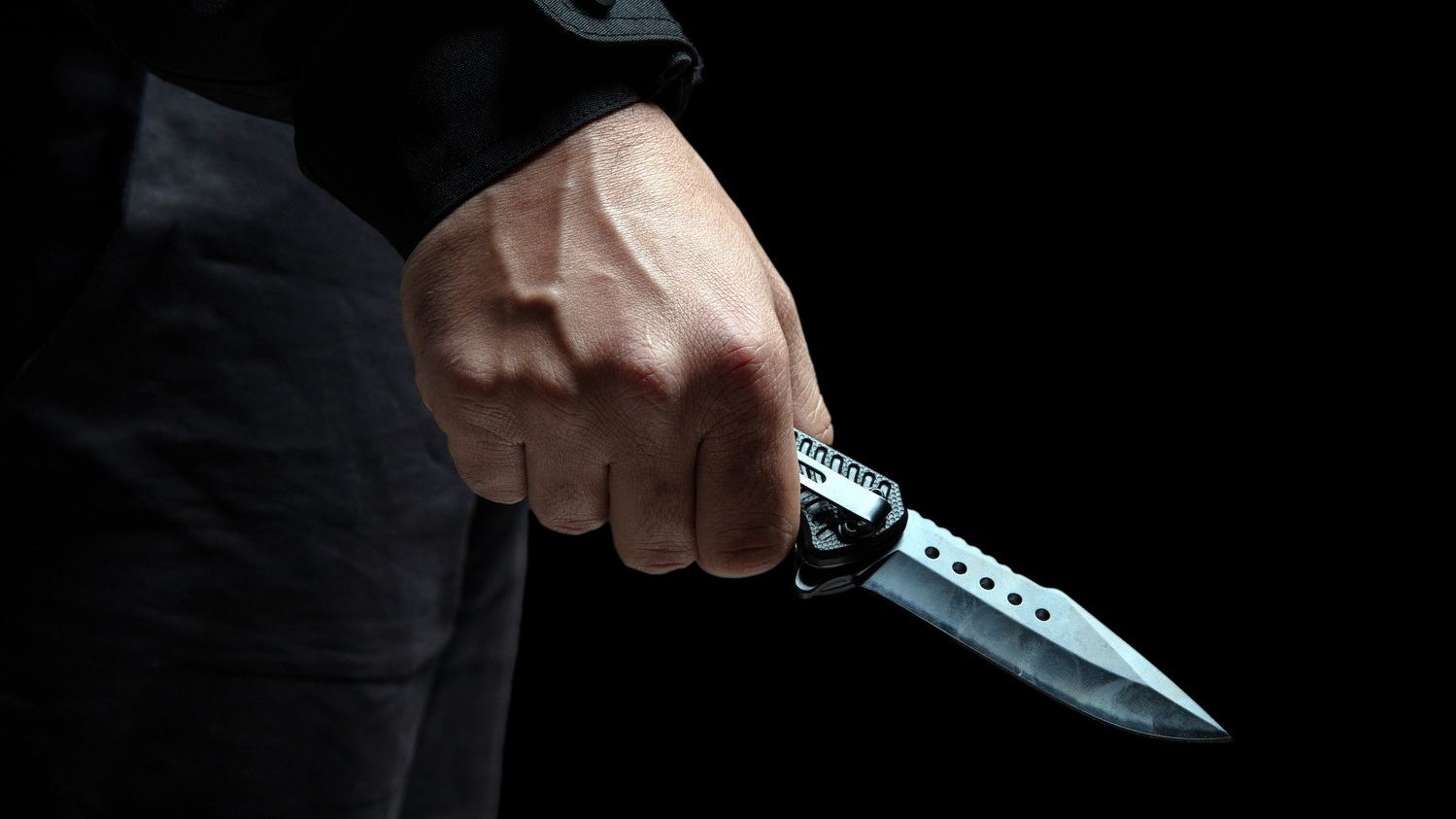 Die unbekannten Täter zerstörten die Couch ihres Opfers mit einem Messer.