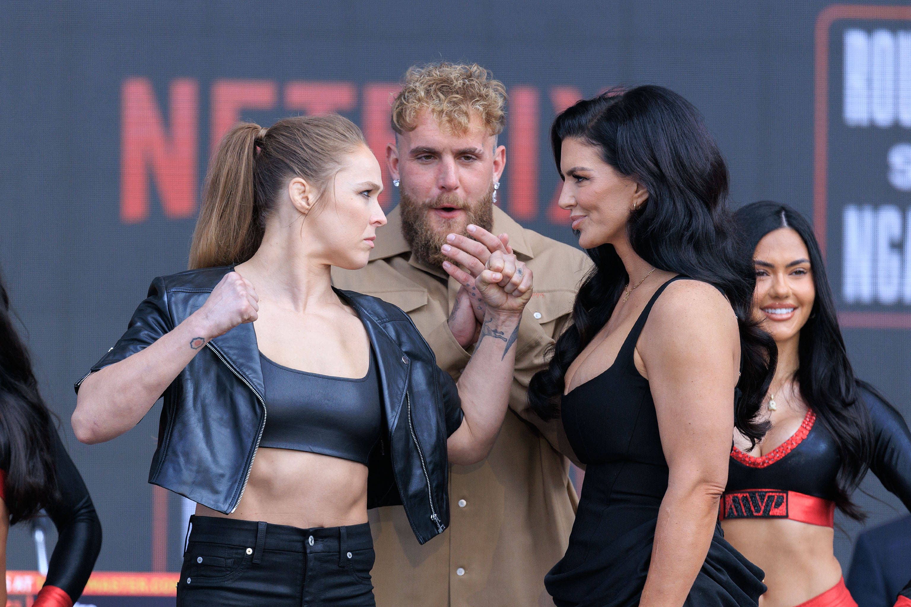 Ronda Rousey (l.) teilt aus.