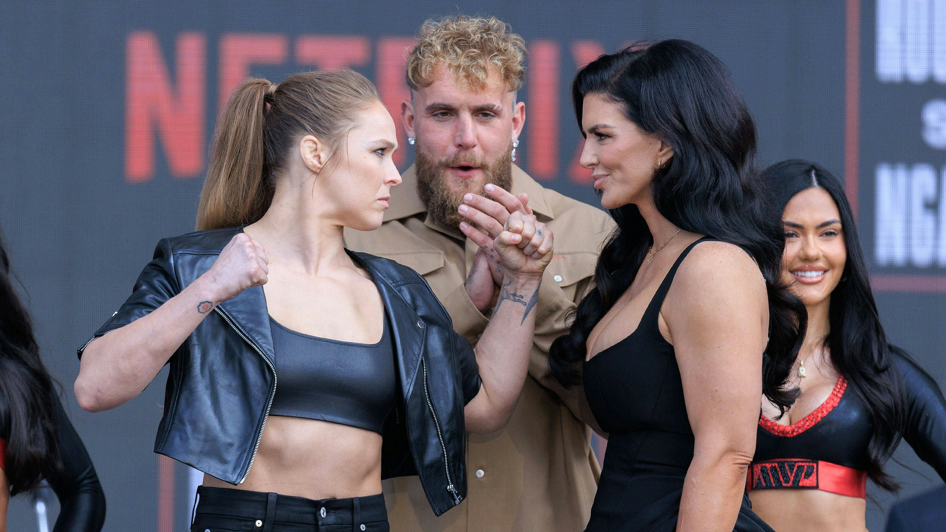 March 10, 2026, Inglewood, California, USA: Ronda Rousey and Gina Carano pose with Jake Paul center after a Most Valuable Promotions and Netflix news conference at Intuit Dome in Inglewood, California on Tuesday, March 10, 2026, promoting their upcoming fight scheduled for May 16, 2026. JAVIER ROJAS/PI Rousey Vs. Carano press conference, PK, Pressekonferenz PUBLICATIONxINxGERxSUIxAUTxONLY - ZUMAp124 20260310_zaa_p124_044 Copyright: xJavierxRojasx