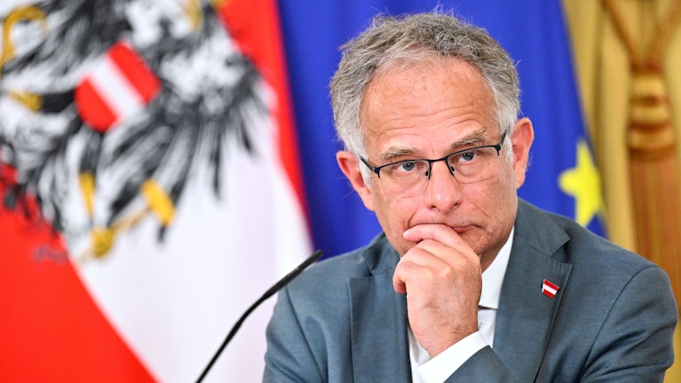 Auf sofortige Preiseingriffe konnte sich die Regierung bisher nicht einigen. Aber sie gibt Öl-Notfallreserven frei und erlaubt Tankstellen nur mehr dreimal in der Woche Erhöhungen. Im Hintergrund wird das 