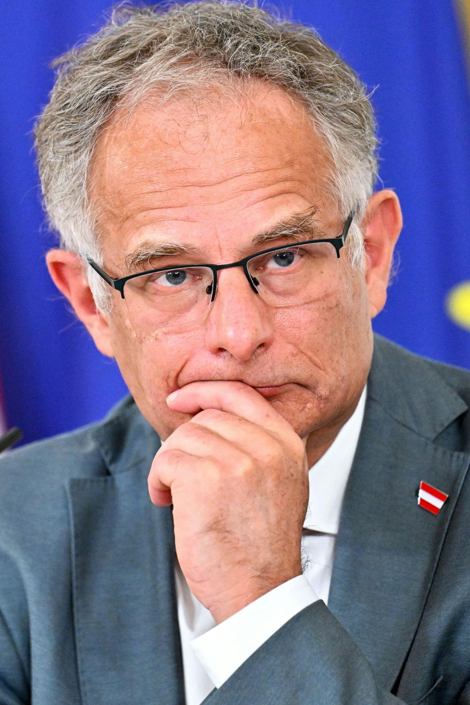 Finanzminister Markus Marterbauer (SPÖ) will einen Preisdeckel, die ÖVP eine Steuersenkung