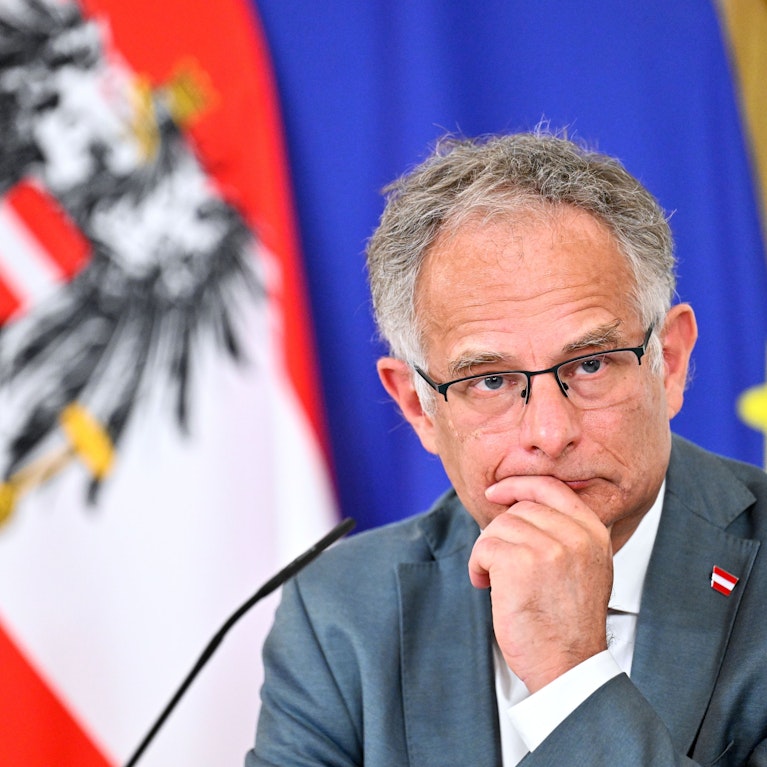 Auf sofortige Preiseingriffe konnte sich die Regierung bisher nicht einigen. Aber sie gibt Öl-Notfallreserven frei und erlaubt Tankstellen nur mehr dreimal in der Woche Erhöhungen. Im Hintergrund wird das "Modell Kroatien" vorbereitet. Was das ist, was es bringt.