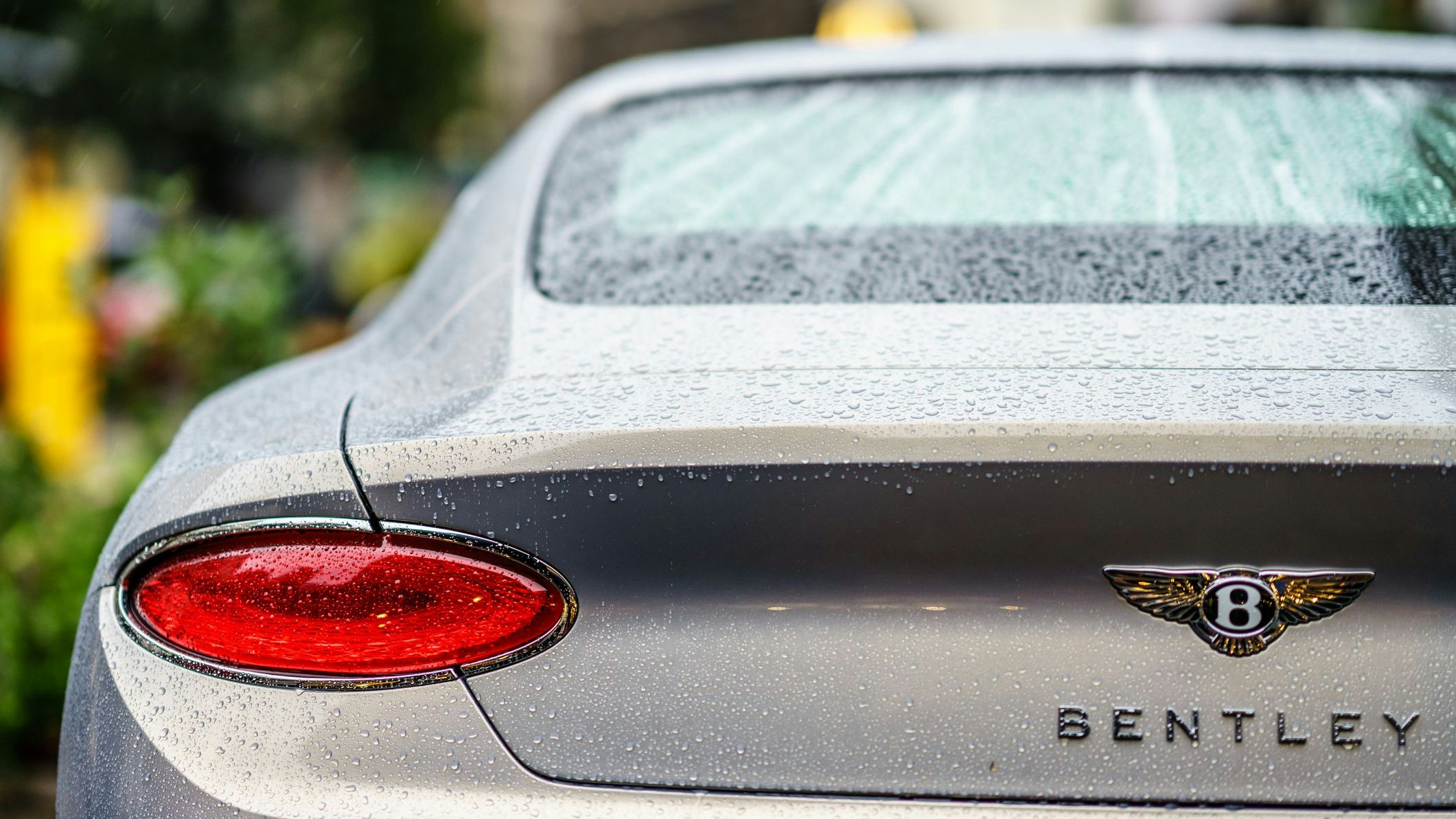 Der Bentley ist auf einem Behindertenparkplatz in Wien abgestellt.