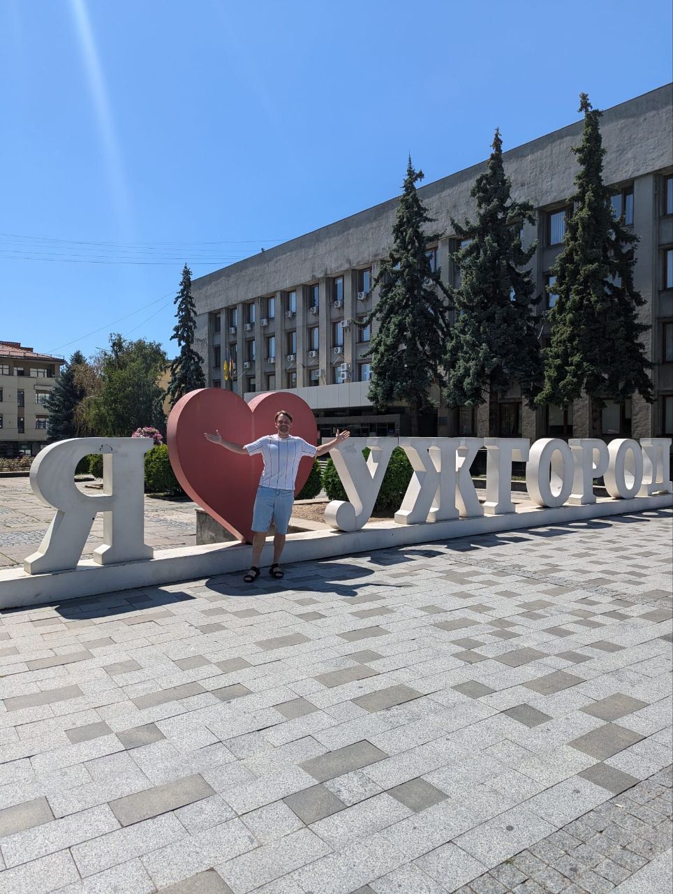 Ein Herz für ukrainische Kinder hat der Wiener Stephan Riedl (32). Er radelt durch das Kriegsland um Spenden zu sammeln.