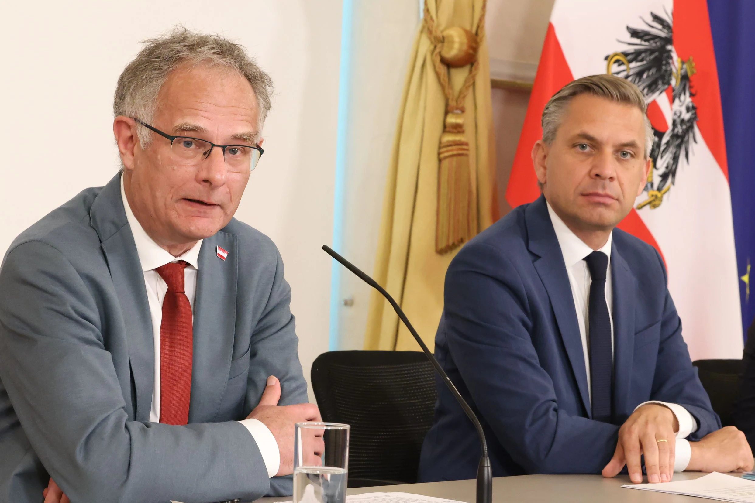 In Sachen Paketabgabe alles andere als einer Meinung: Finanzminister Markus Marterbauer (SPÖ, l.) und Wirtschaftsminister Wolfgang Hattmannsdorfer (ÖVP)
