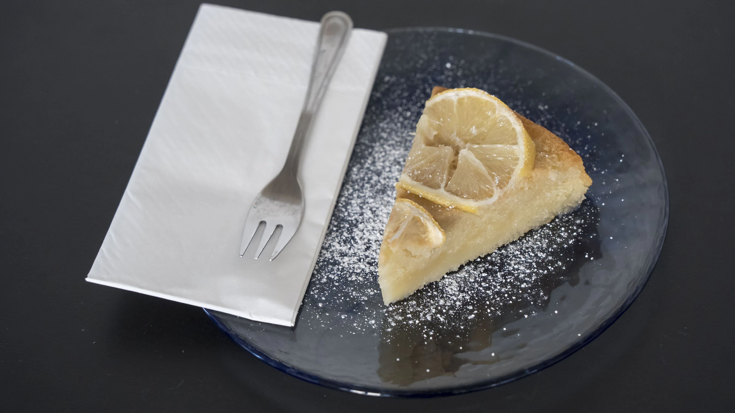 Das "Café WG" bietet eine kleine, aber feine Kuchenauswahl (hier Zitronenkuchen) an.