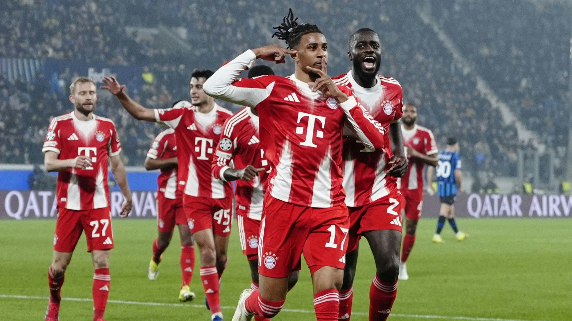 Die Bayern bejubeln den klaren Auswärtssieg bei Atalanta Bergamo. 