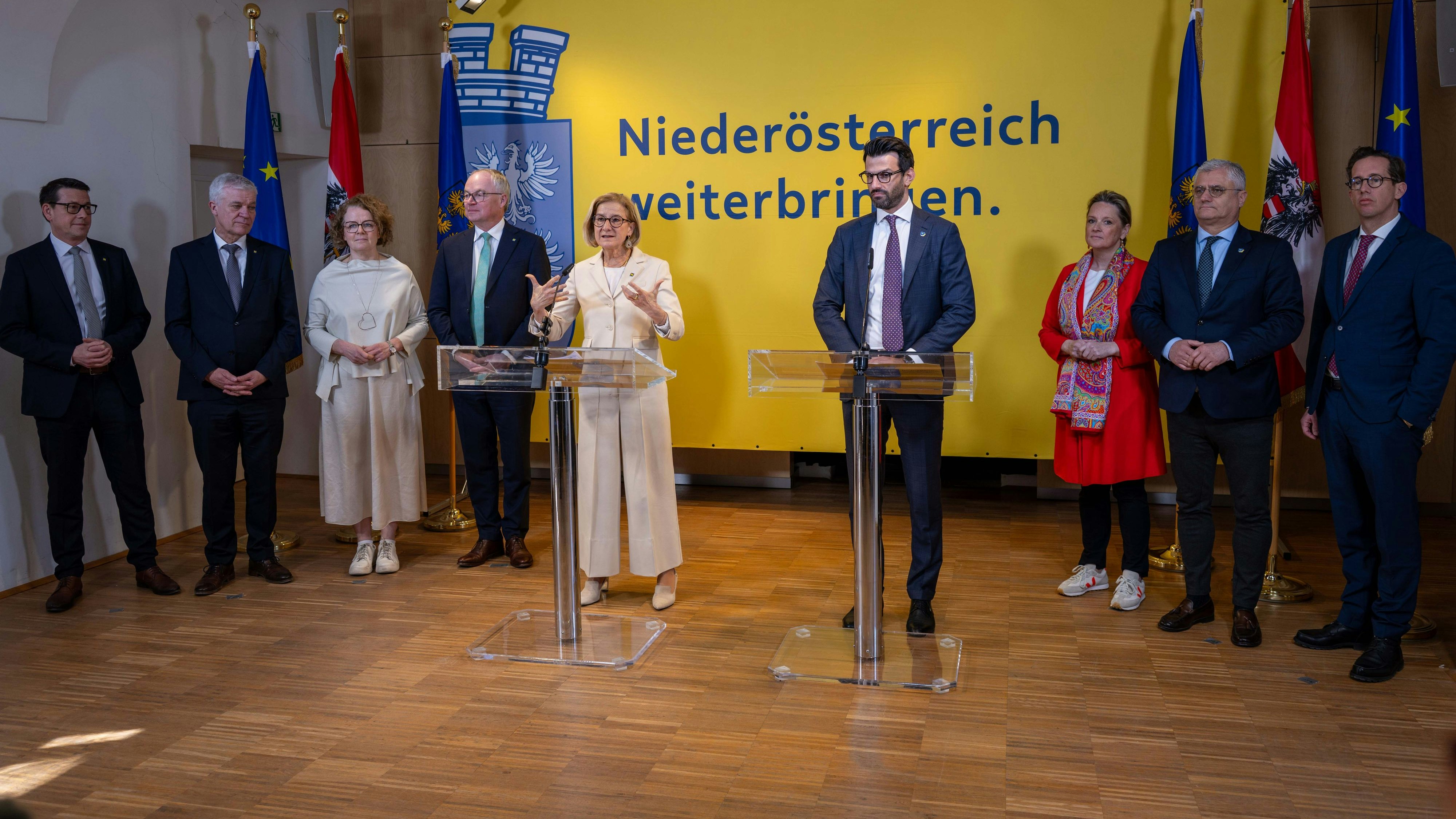 Landeshauptfrau Johanna Mikl-Leitner und LH-Stellvertreter Udo Landbauer mit den Regierungsmitgliedern und Klubobleuten von VP und FP.