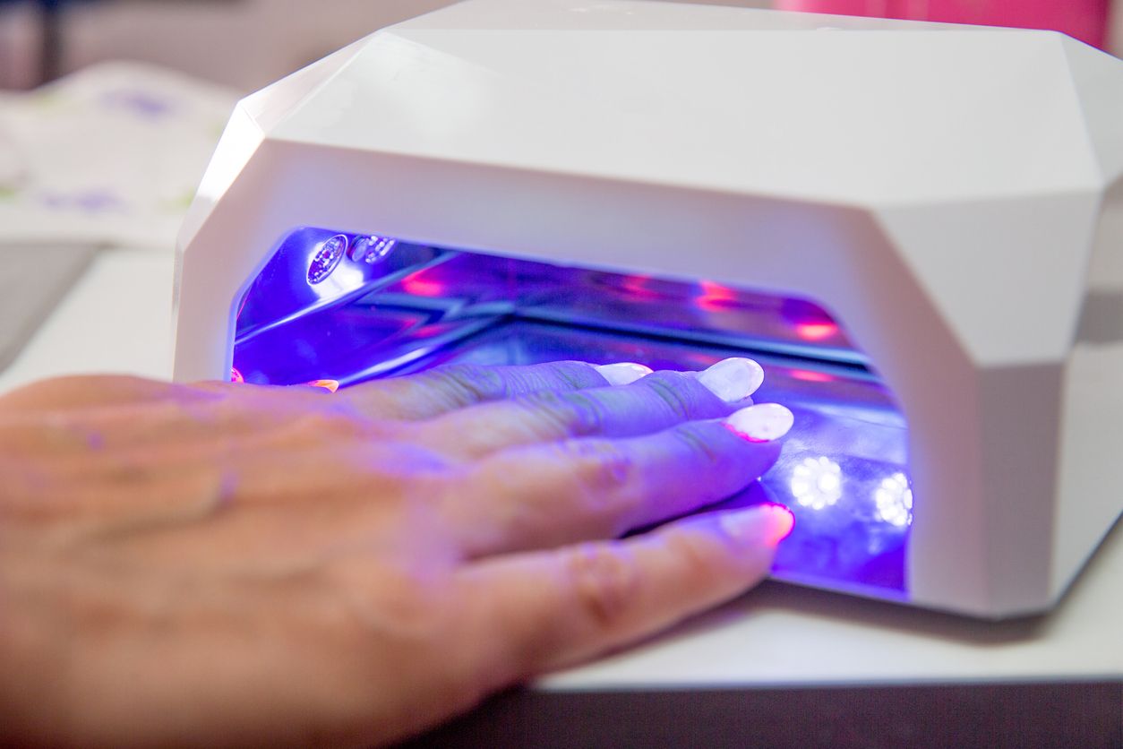 Eine scheinbar harmlose Veränderung am Finger blieb jahrelang bestehen. Erst eine Untersuchung brachte die Diagnose: eine frühe Form von Hautkrebs an der Nagelmatrix.