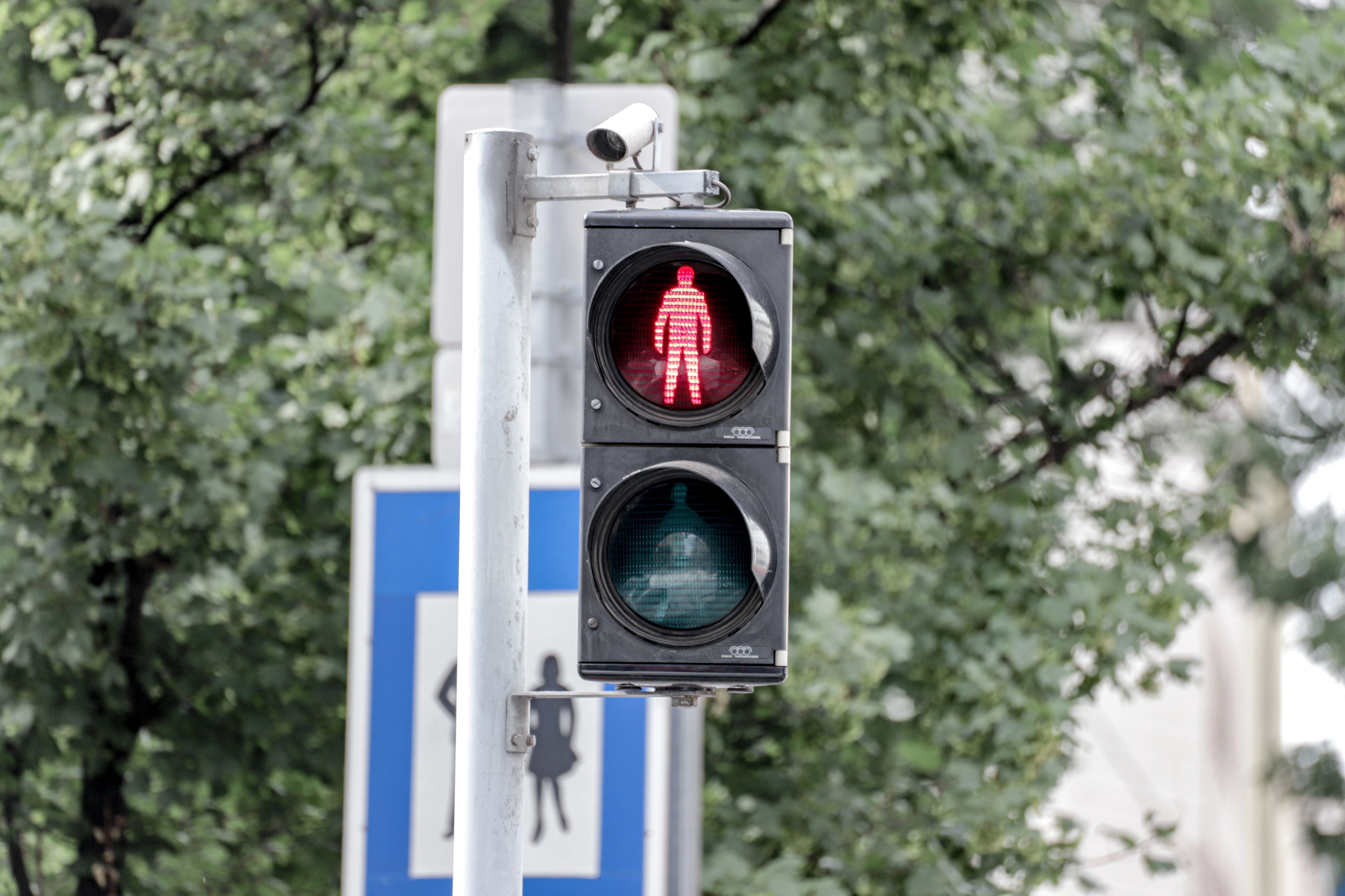 Mehrere Seniorenverbände fordern längere Grünphasen an Wiens Fußgängerampeln.