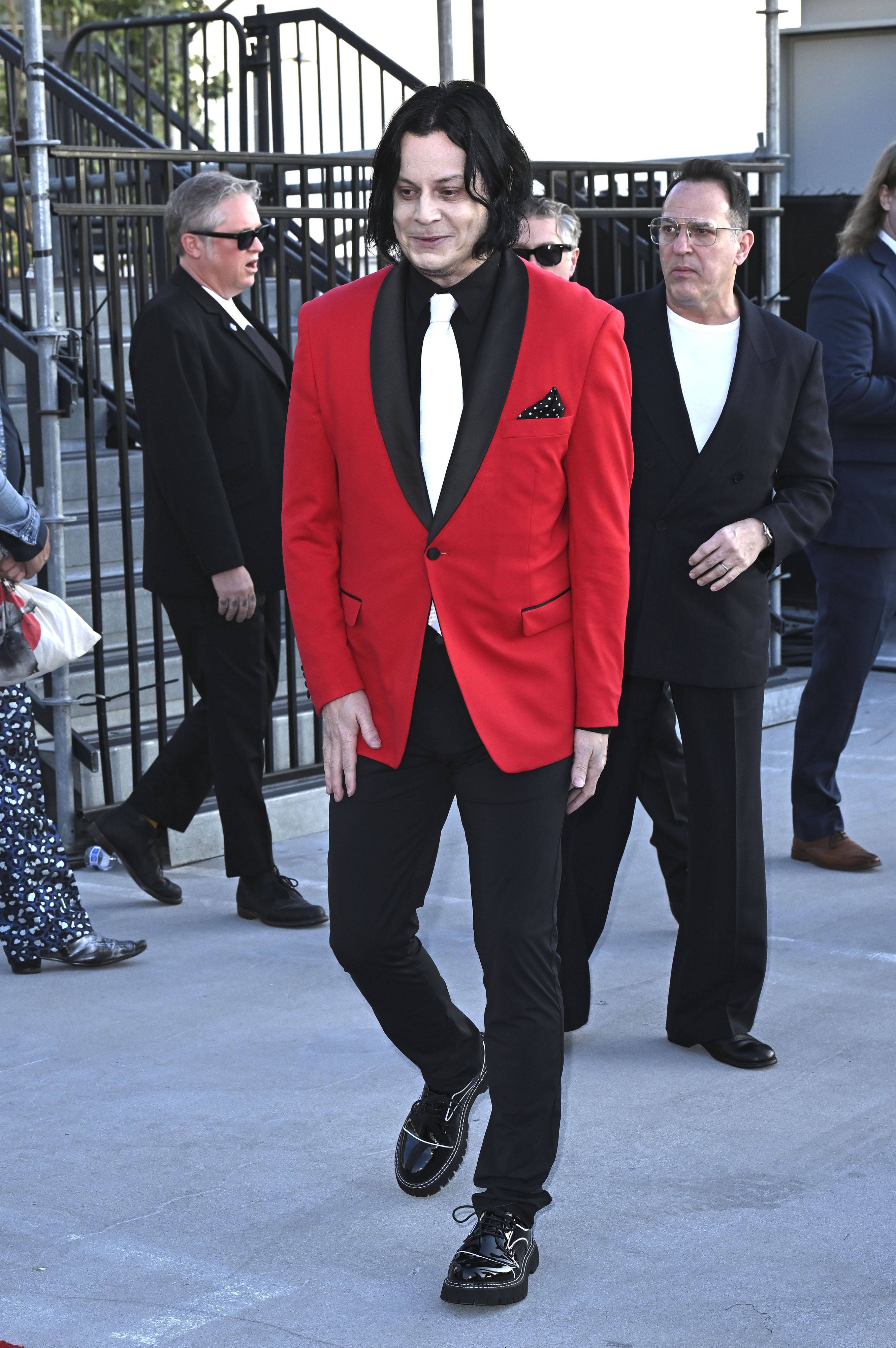 Jack White, der Frontmann der White Stripes, wird nach einer Äußerung über Taylor Swift von deren Fans im Netz attackiert.