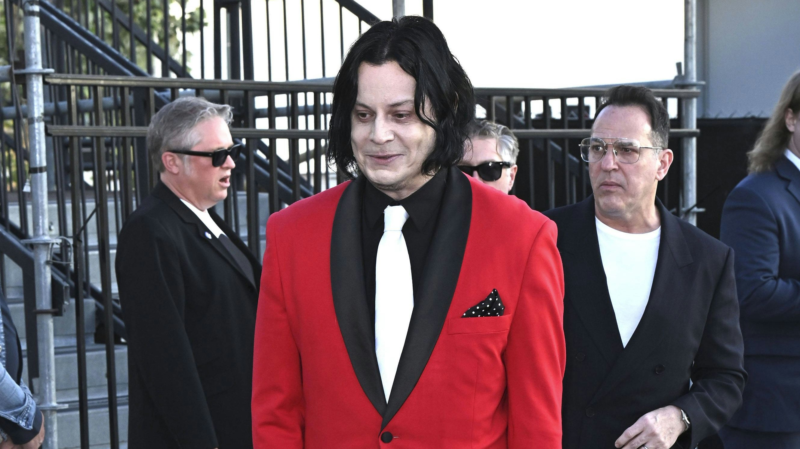 Jack White der Frontman von Whites Stripes wird aufgrund einer Äußerung über Taylor Swift von deren Fans im Netz attackiert. 