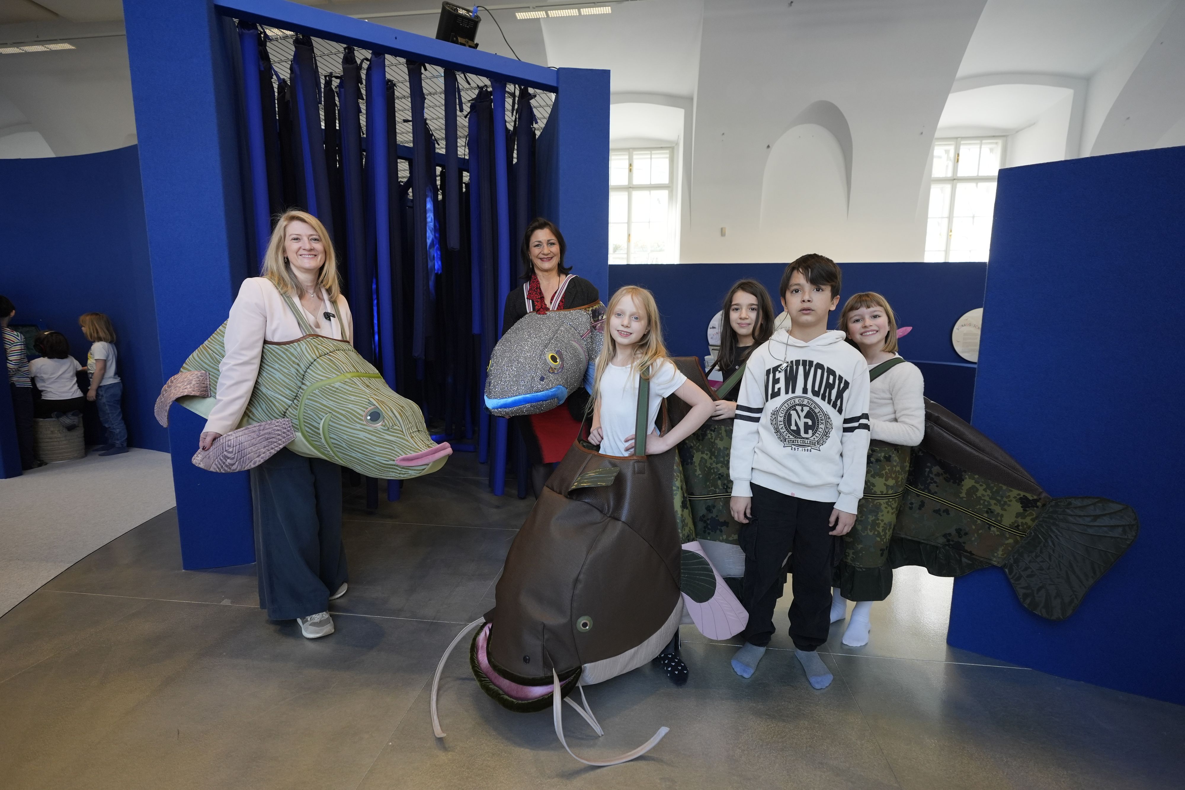 Bildungsstadträtin Emmerling (links), Kulturstadträtin Kaup-Hasler und begeisterte Kinder besuchten die neuen Ausstellung.