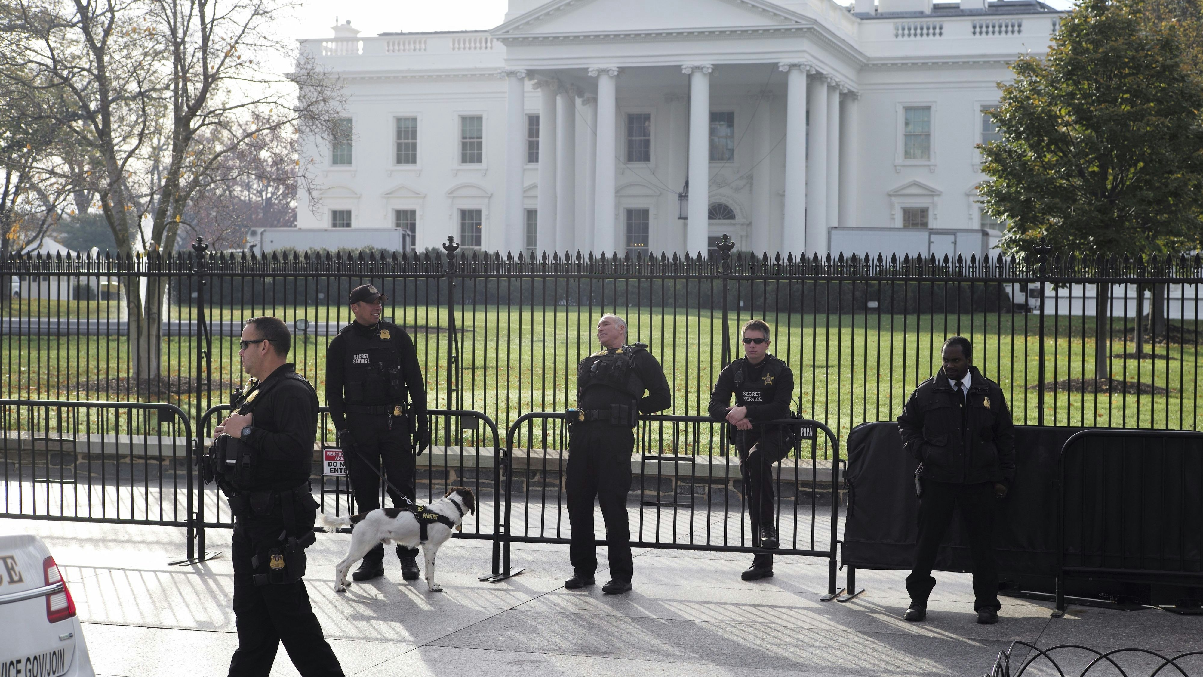 Secret Service agents patrol in front of the White House in Washington November 27, 2015. A man who jumped the White House fence on Thursday, triggering a lockdown of the presidential mansion, was quickly caught and now faces criminal charges, the U.S. Secret Service said.     REUTERS/Joshua Roberts
