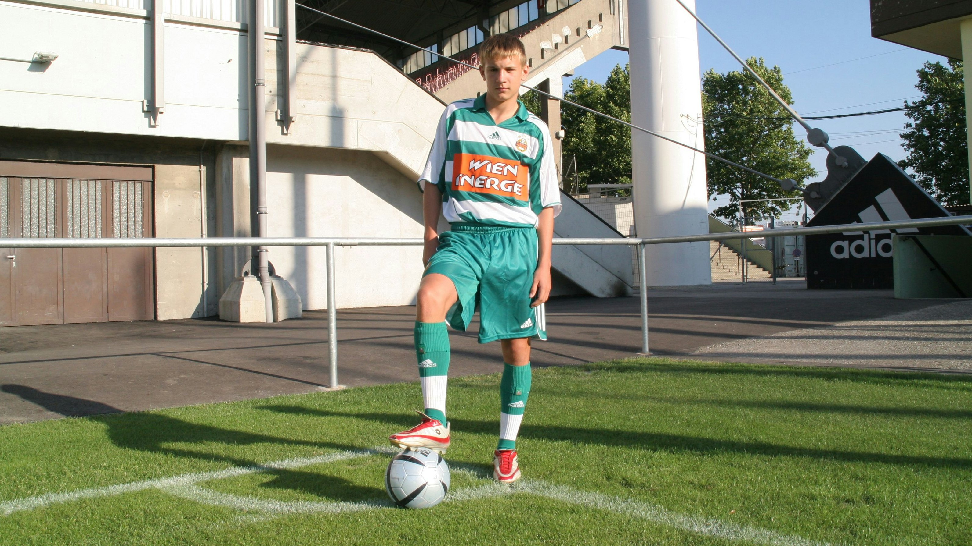 Weimann als Rapid-Teenager bei einem "Heute"-Fotoshooting beim alten Hanappi-Stadion