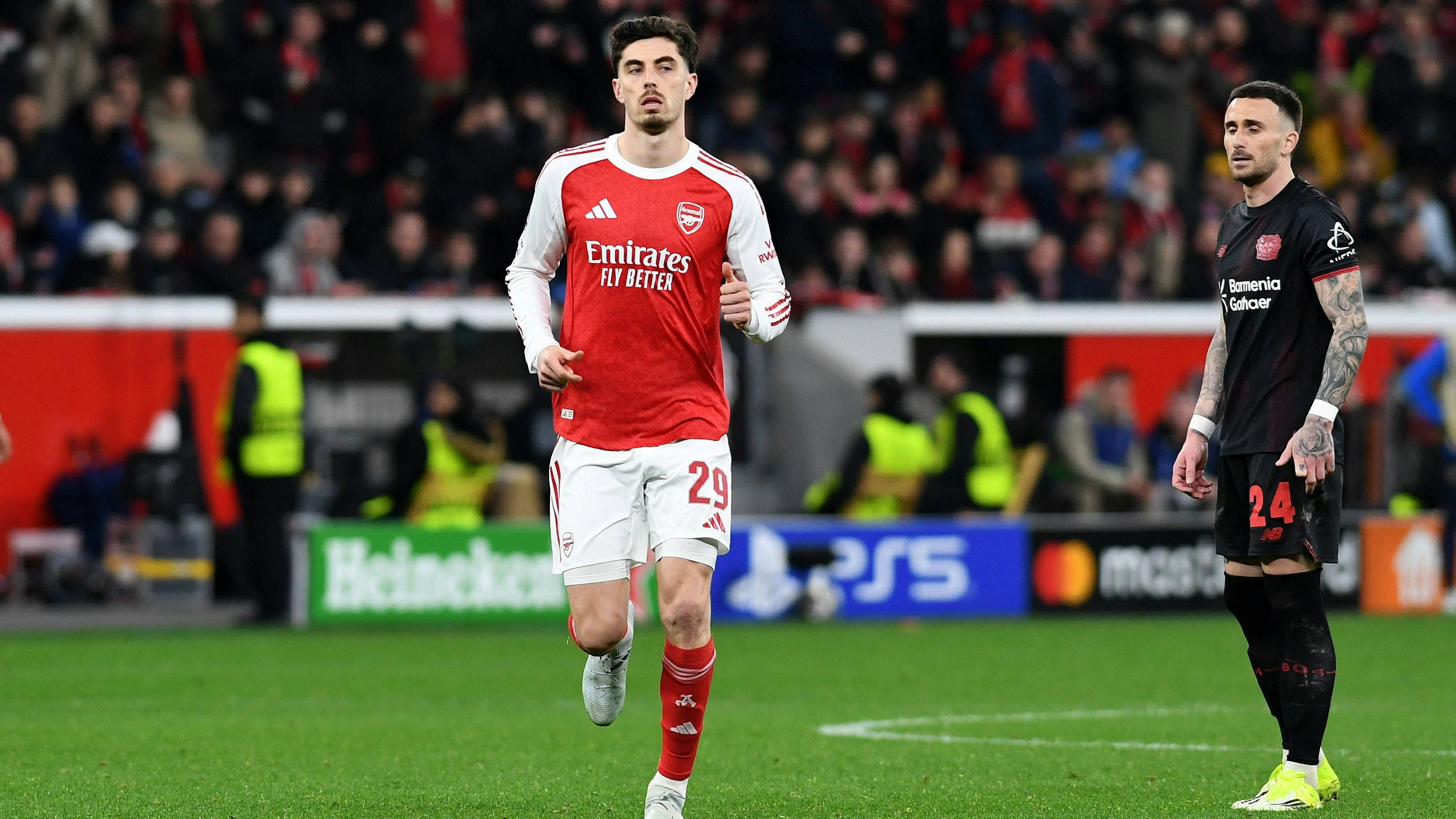 Kai Havertz FC Arsenal schaut waehrend des Spiels der UEFA Champions League 2025/26, Achtelfinale, Hinspiel zwischen Bayer 04 Leverkusen und FC Arsenal, BayArena am 11. March 2026 in Leverkusen, Deutschland. Foto von Ralf Treese/DeFodi Images  Kai Havertz FC Arsenal looks on during the UEFA Champions League 2025/26 Round of 16, First Leg, match between Bayer 04 Leverkusen and FC Arsenal at BayArena on February 24, 2026 in Leverkusen, Germany. Photo by Ralf Treese/DeFodi Images - *** Kai Havertz FC Arsenal looks on during the UEFA Champions League 2025 26 Round of 16, First Leg, match between Bayer 04 Leverkusen and FC Arsenal at BayArena on March 11, 2026 in Leverkusen, Germany, Germany Photo by Ralf Treese DeFodi Images Kai Havertz FC Arsenal looks on during the UEFA Champions League 2025 26 Round of 16, First Leg, match between Bayer 04 Leverkusen and FC Arsenal at BayArena on February 24, 2026 in Leverkusen, Germany Photo by Ralf Treese DeFodi Images