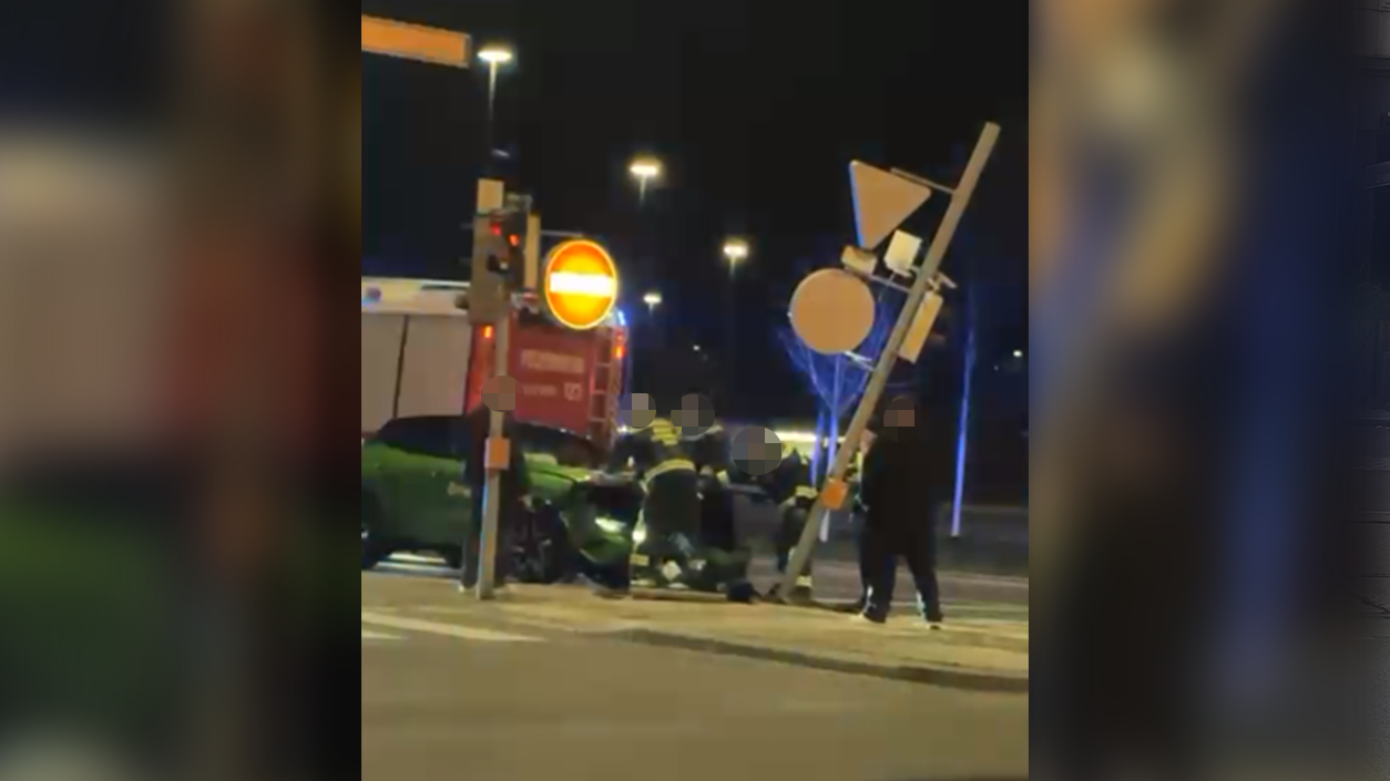 Der Mast wurde durch die Kollision vollkommen verbogen.