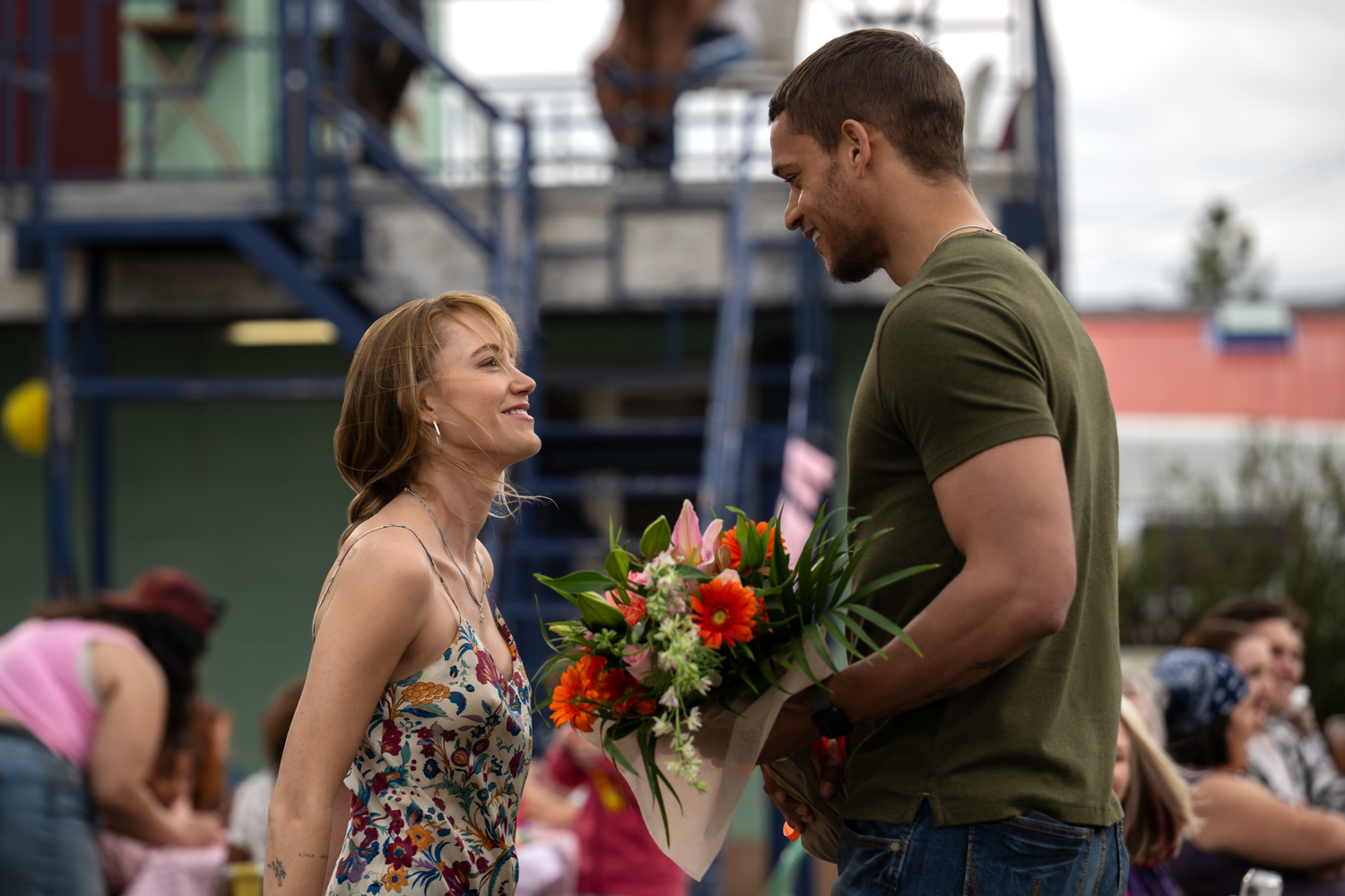 Kenna Rowan (Maika Monroe) und Ledger Ward (Tyriq Withers) verlieben sich auf unkonventionelle Weise ineinander und leben nach einer Katastrophe Familie auf ihre ganz eigene Weise.