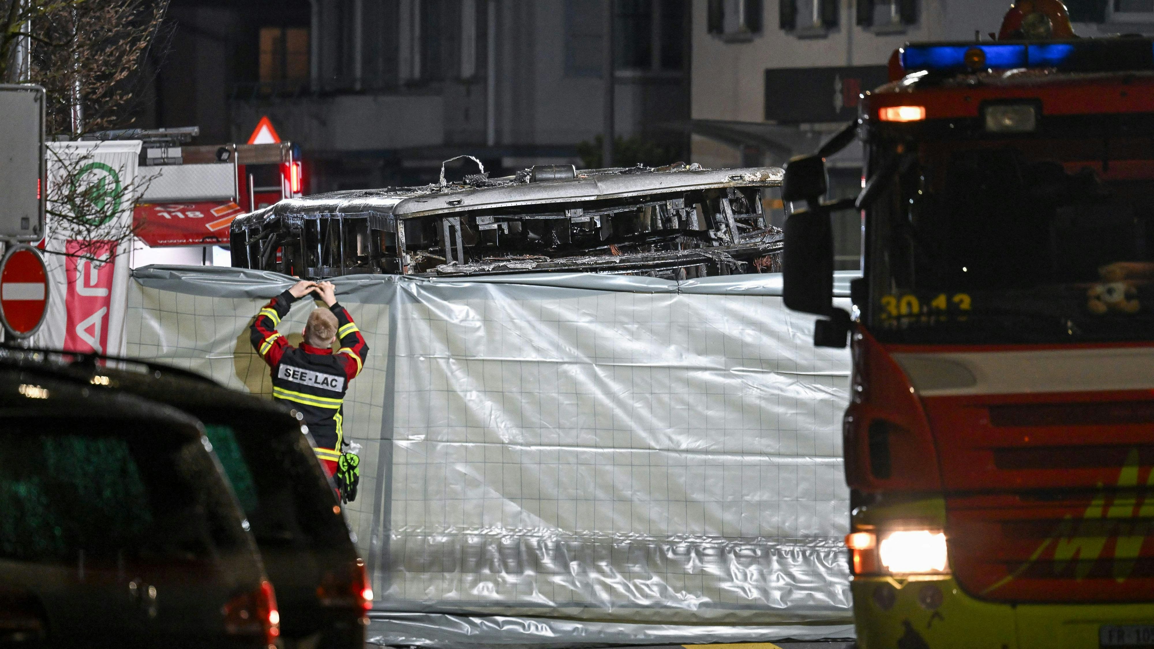 Bei dem Busbrand kamen sechs Menschen ums Leben.