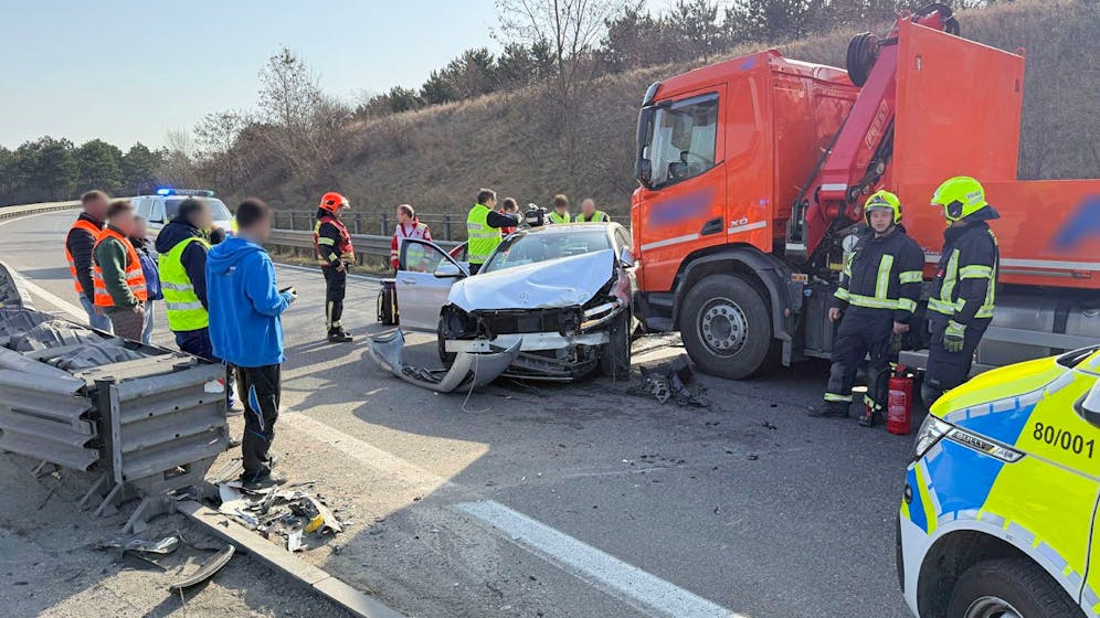 Aus bislang unbekannter Ursache prallte der Pkw gegen einen Anpralldämpfer, also eine Leitplanke.